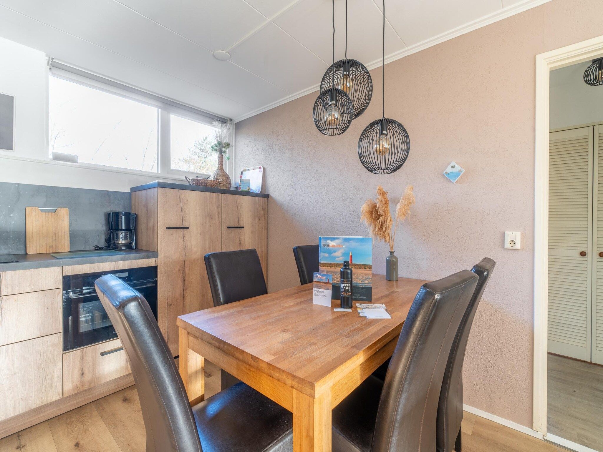 De eetkamer van De parel 164 in De Koog