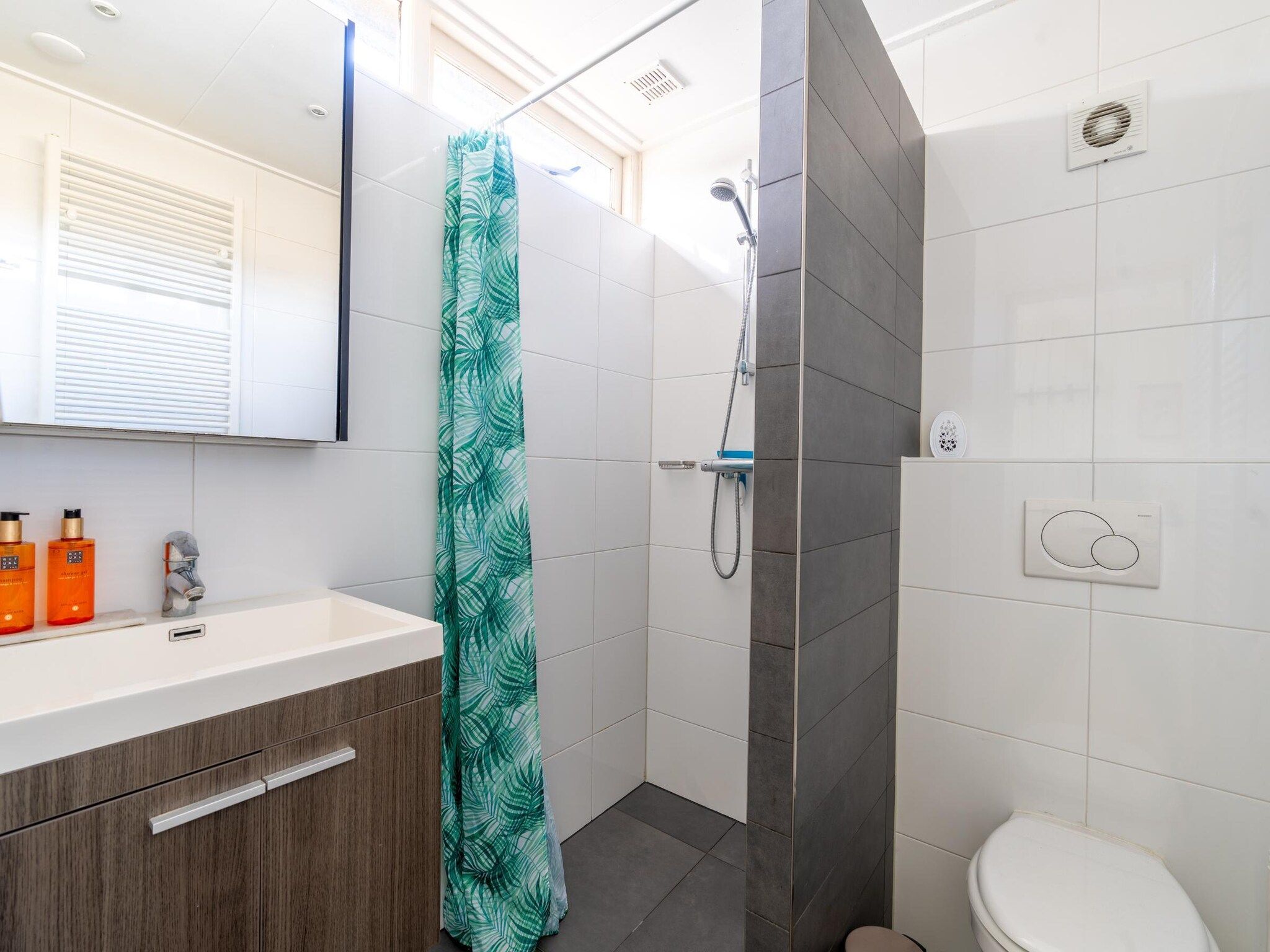 De badkamer van De parel 164 in De Koog