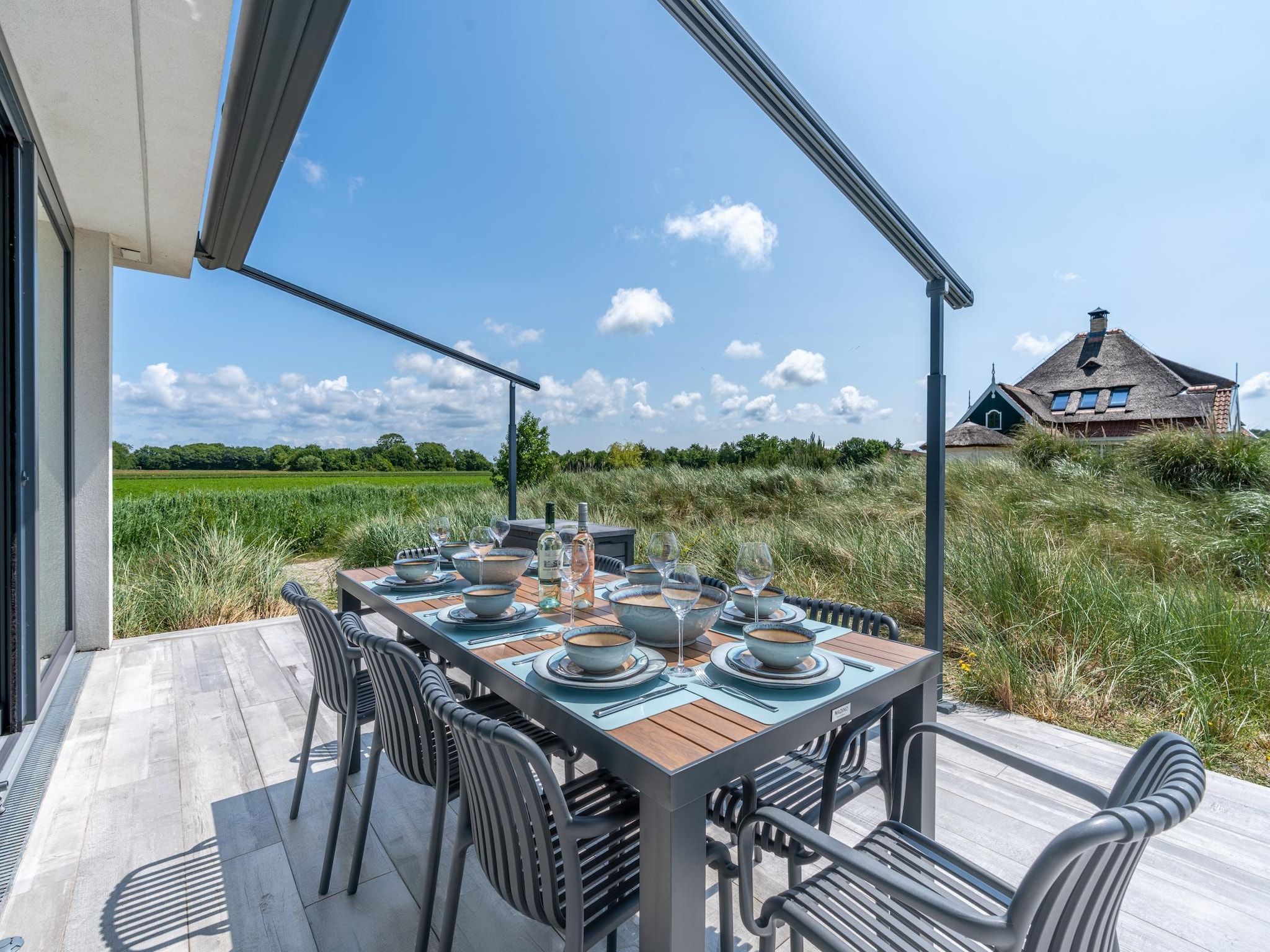 Het terras van Strandvilla Hygge in Den Burg