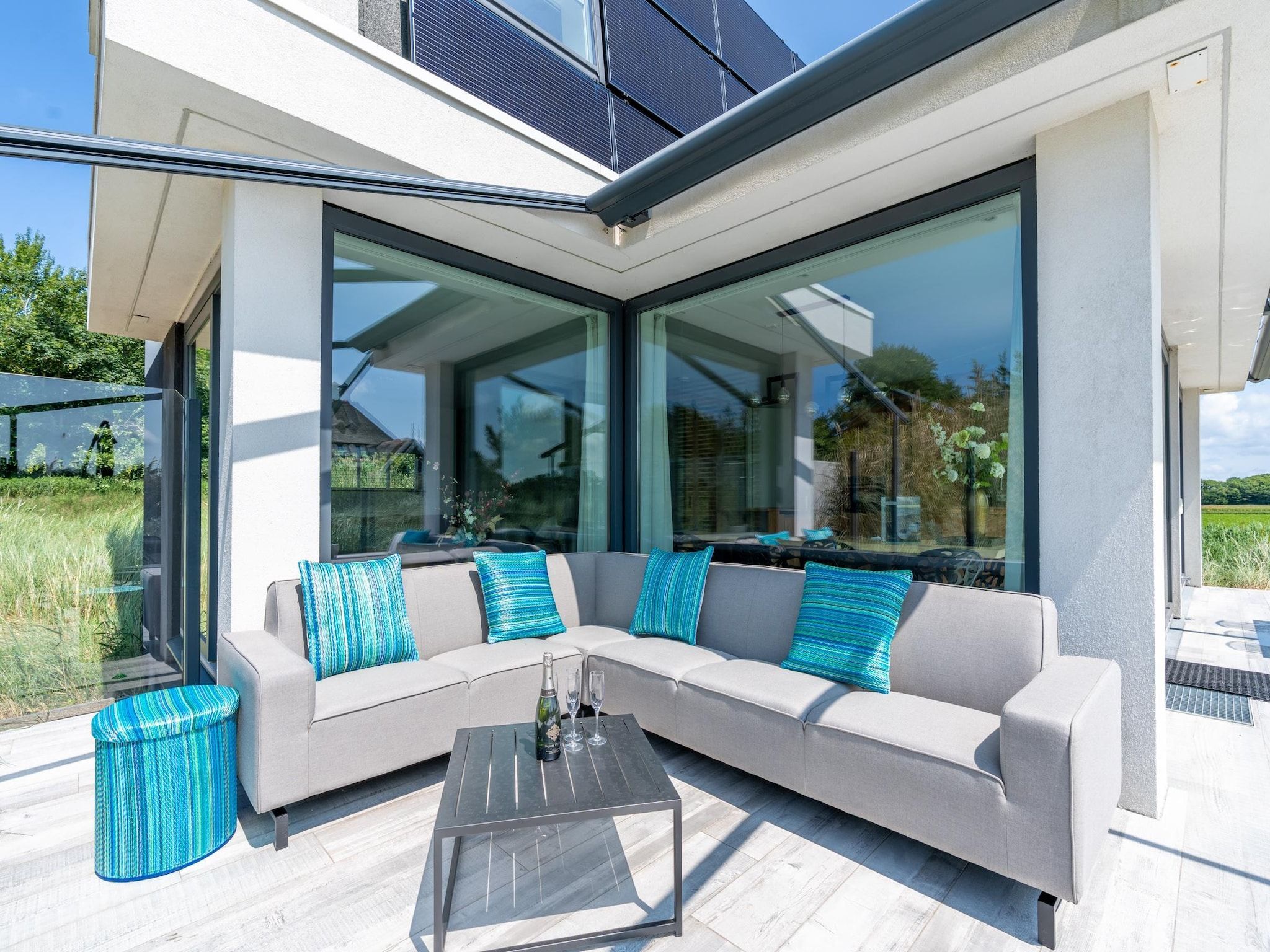 Het terras van Strandvilla Hygge in Den Burg