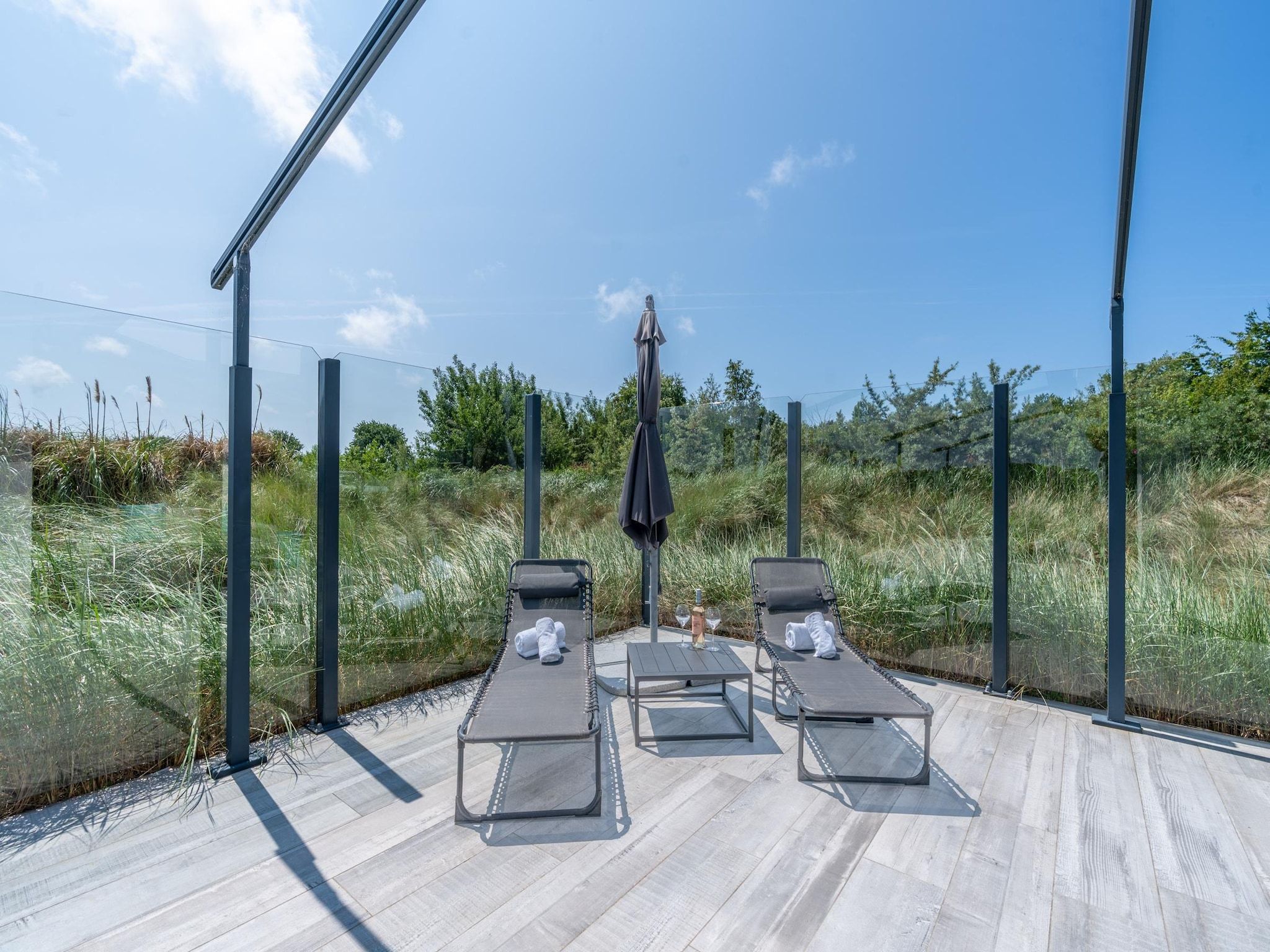 Het terras van Strandvilla Hygge in Den Burg