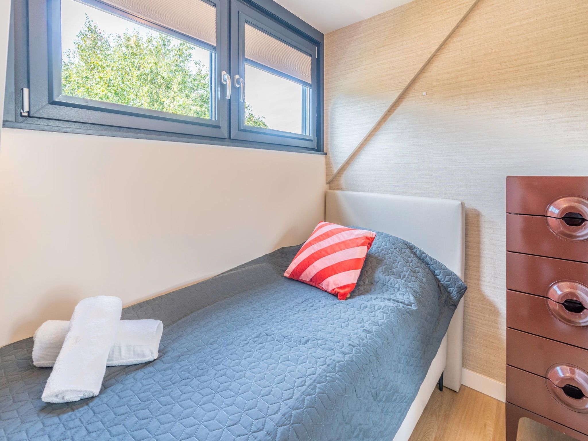 Een slaapkamer van Orchismient 39 in De Koog