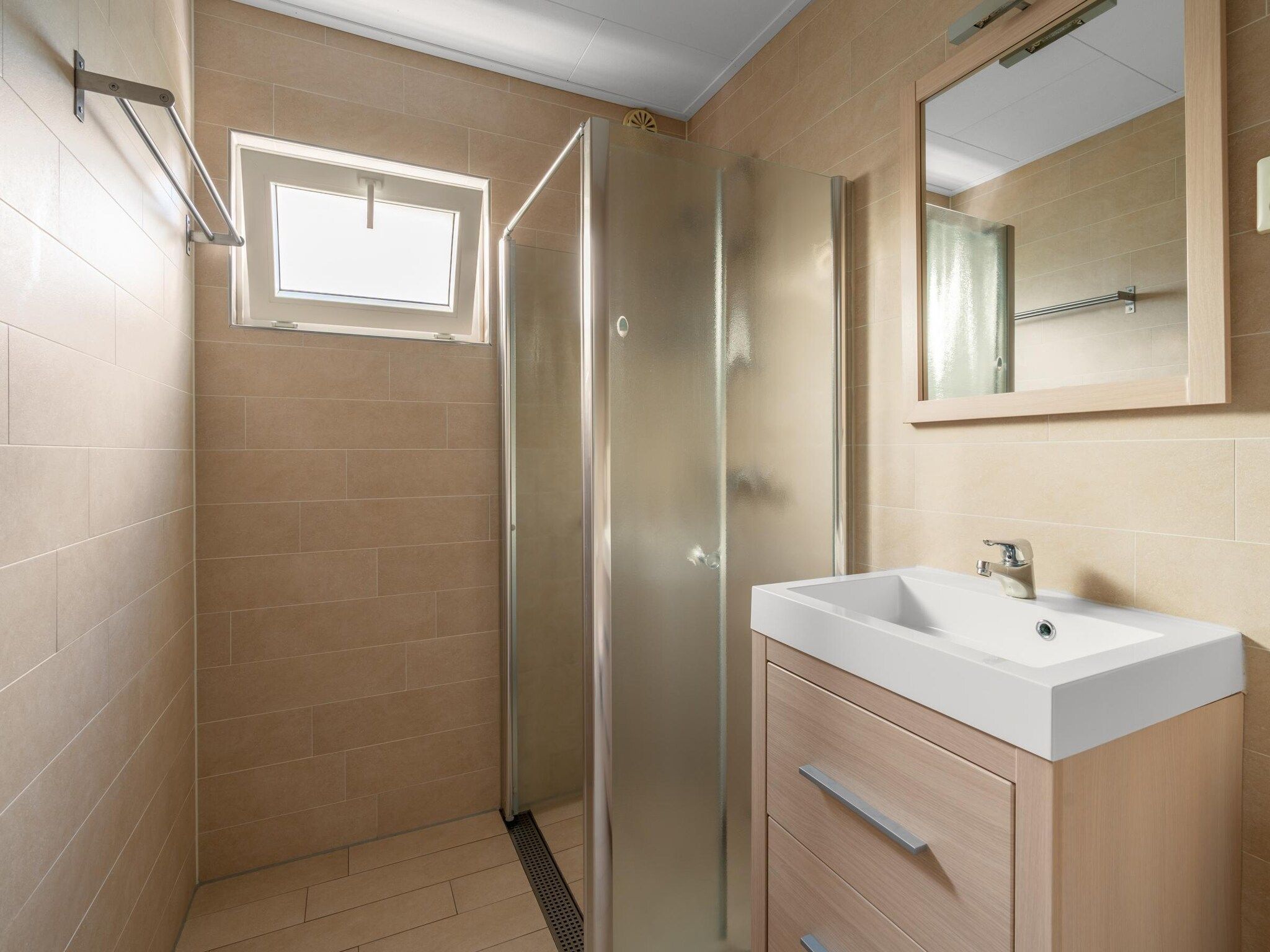 De badkamer van Stappeland 197 in De Koog