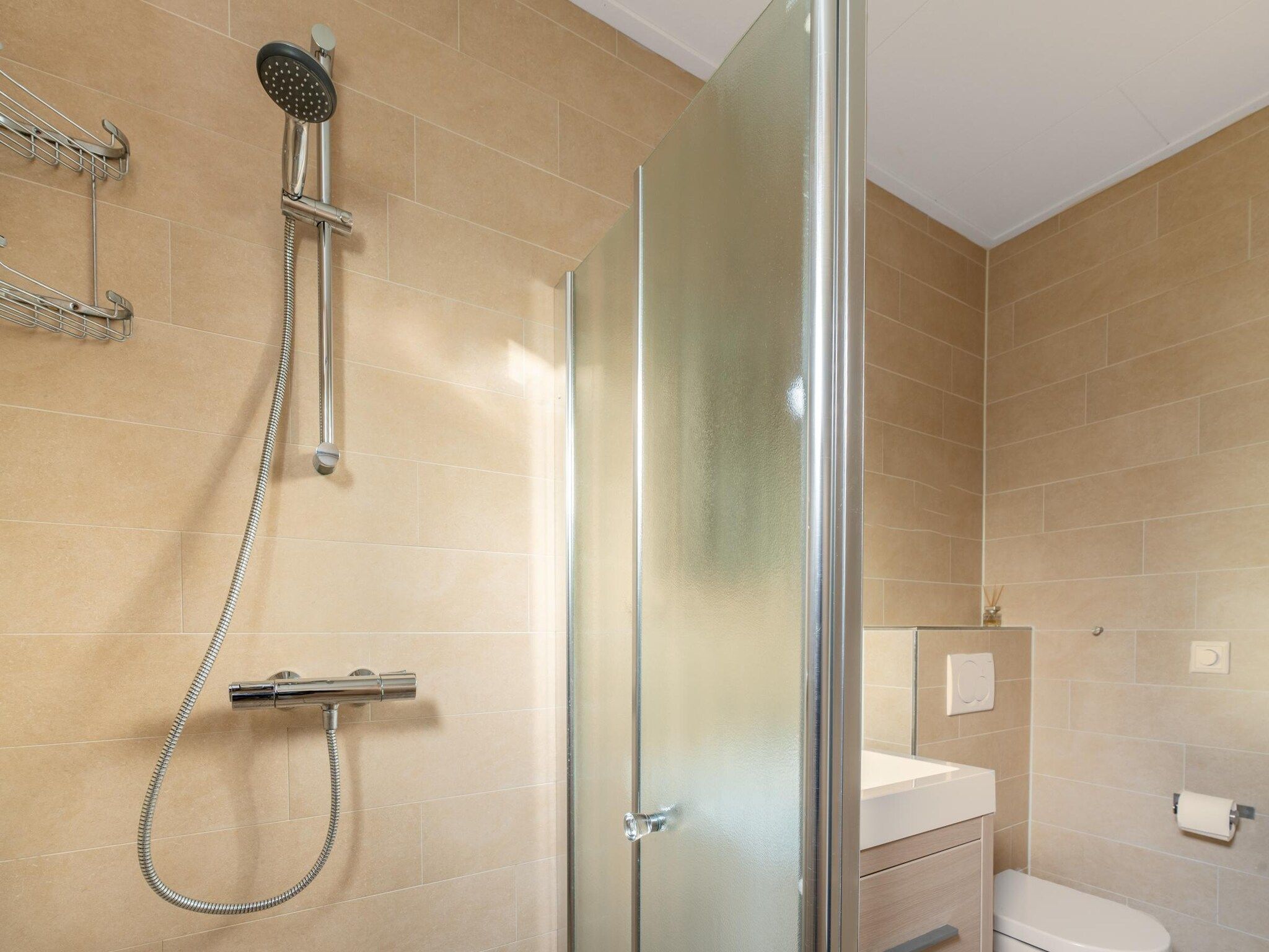 De badkamer van Stappeland 197 in De Koog