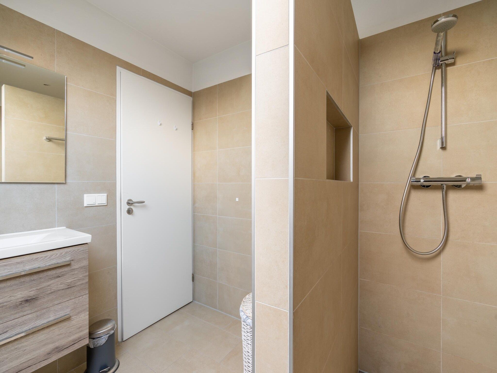 De badkamer van Stappeland 197 in De Koog