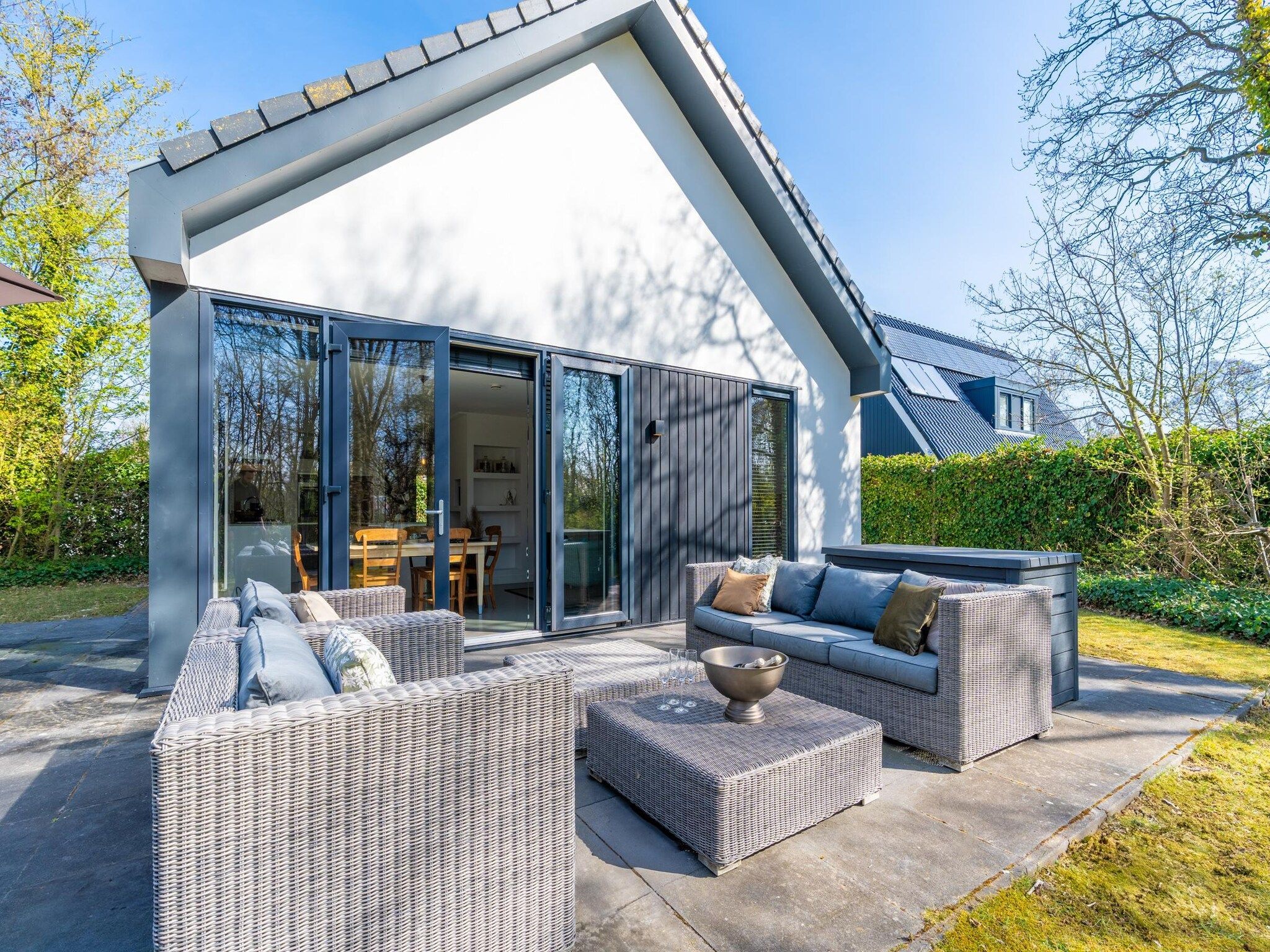 Het terras van De Wadden Parel 184 in Den Burg