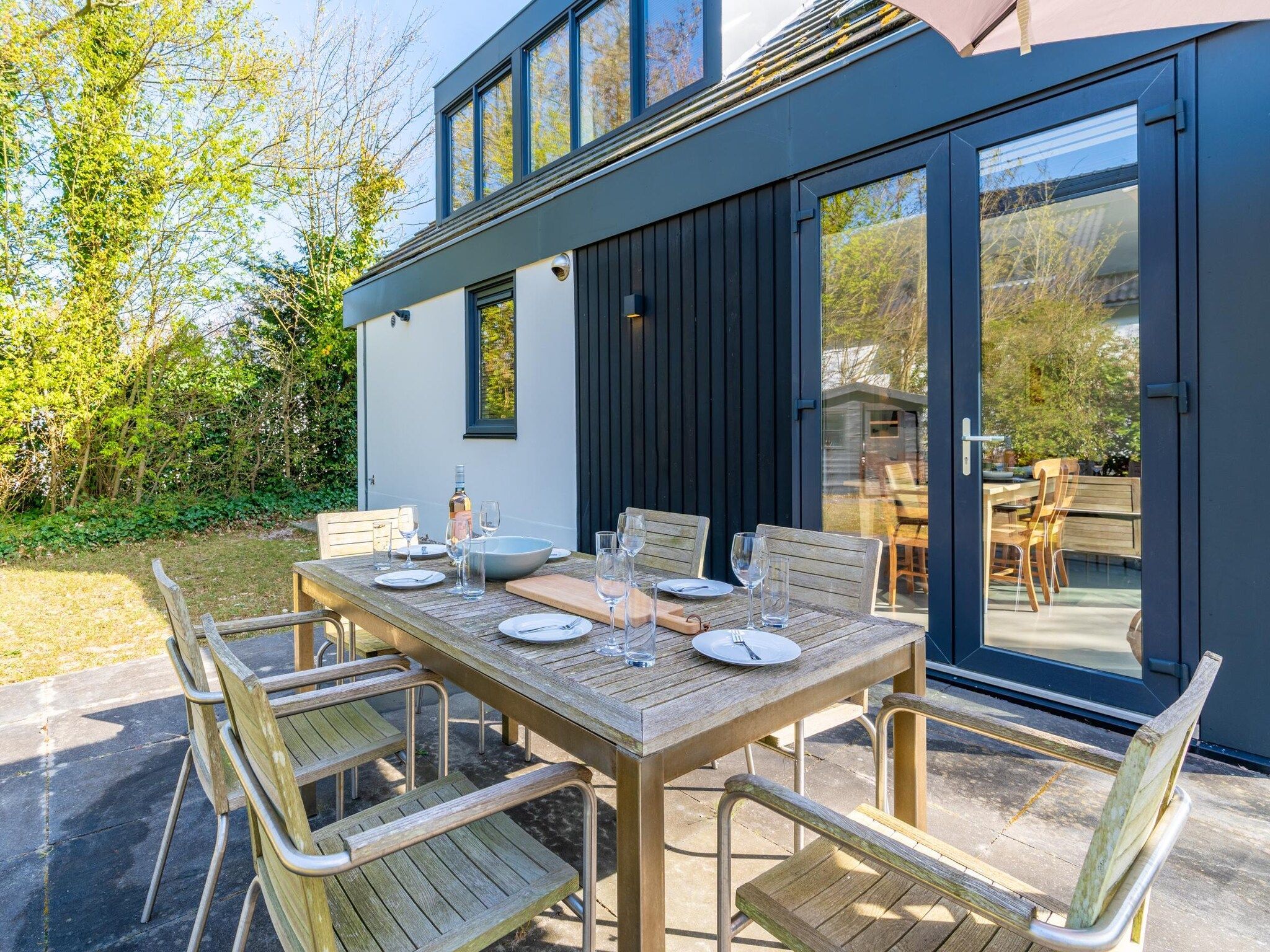 Het terras van De Wadden Parel 184 in Den Burg