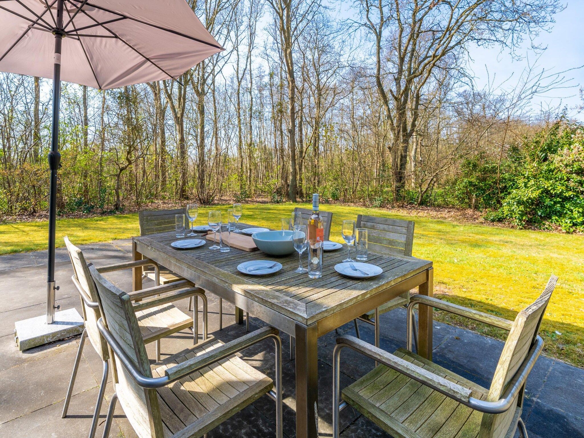 Het terras van De Wadden Parel 184 in Den Burg