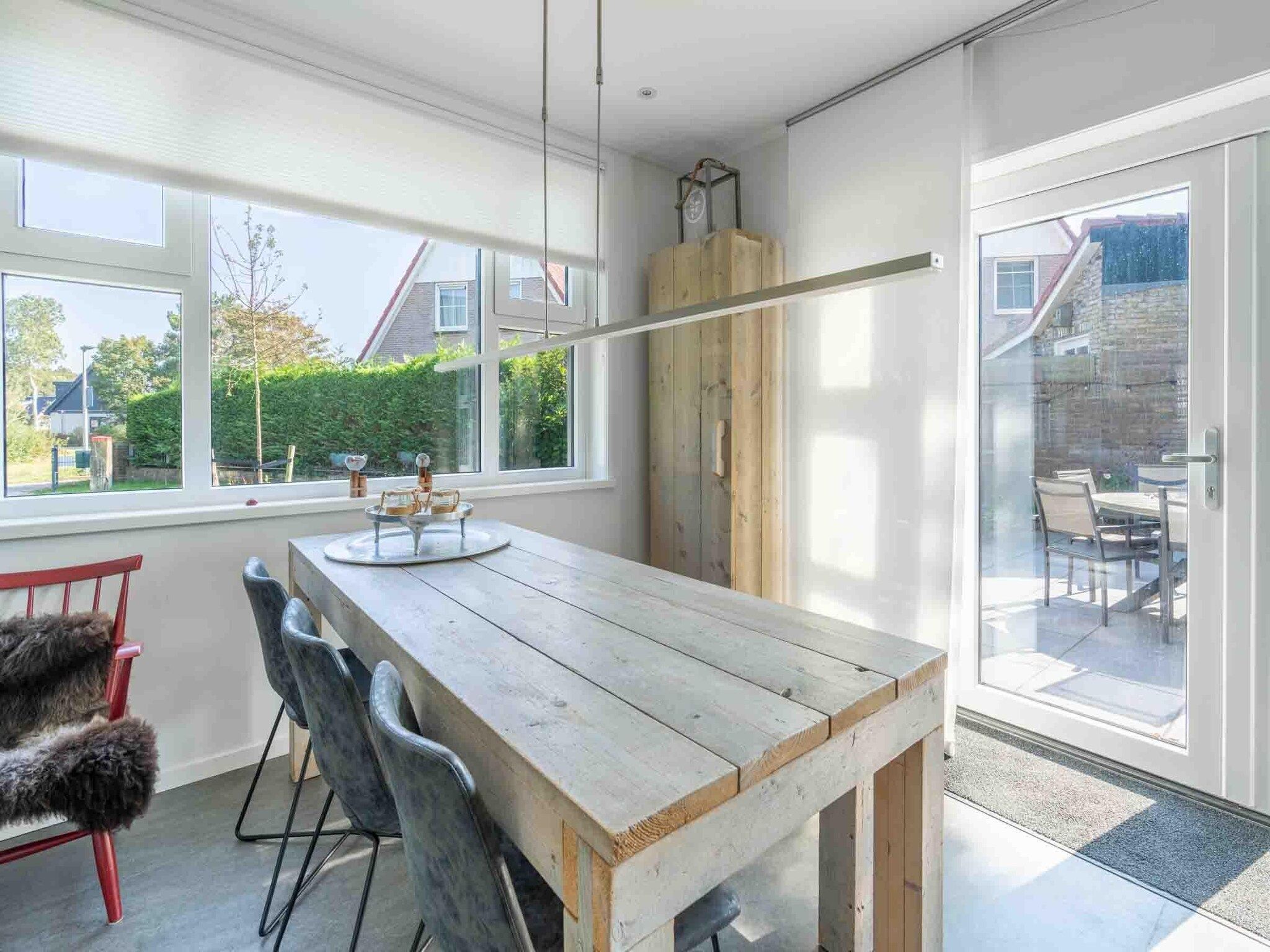 De eetkamer van Epelaan 34 in De Koog