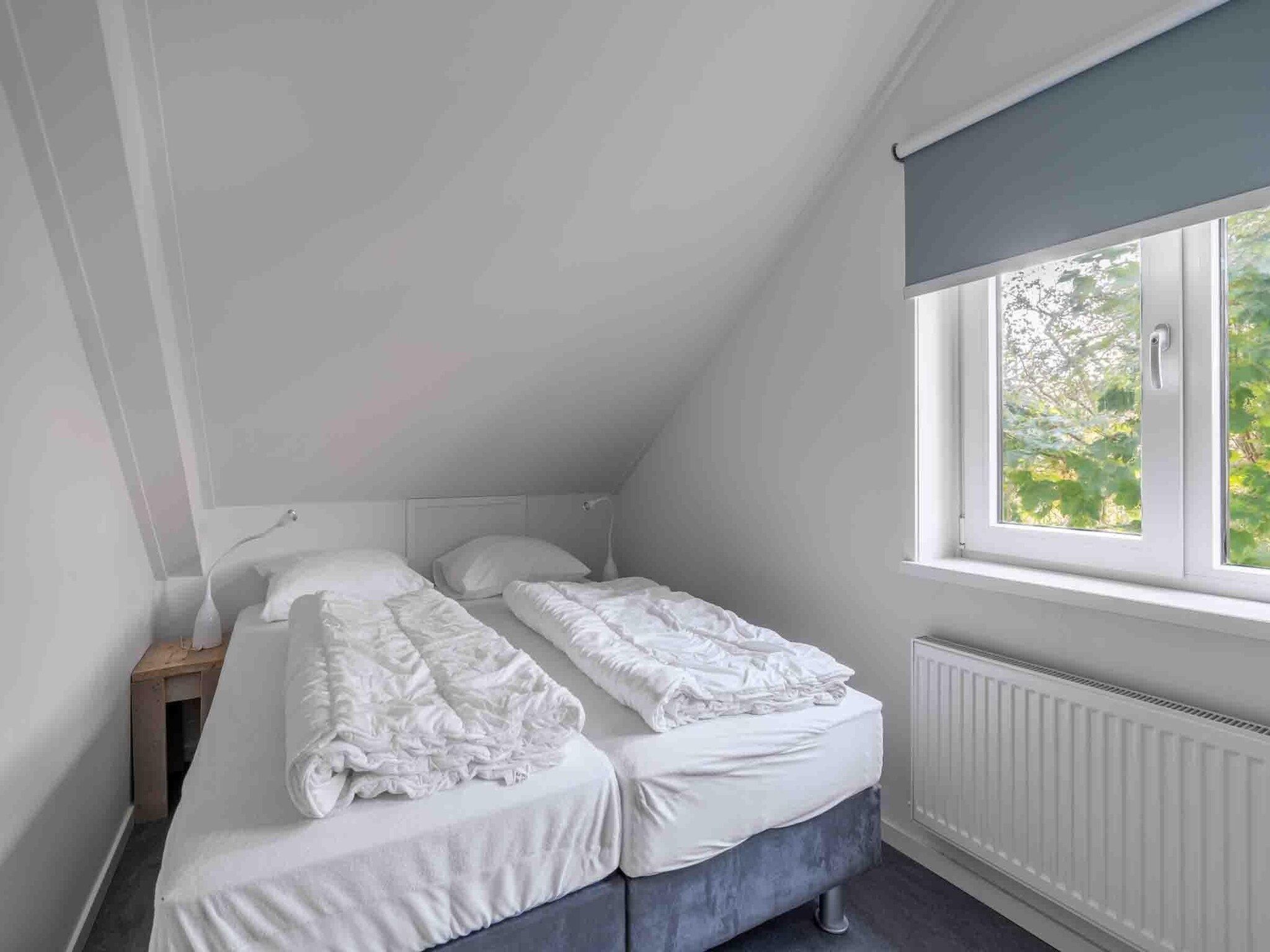 Een slaapkamer van Epelaan 34 in De Koog