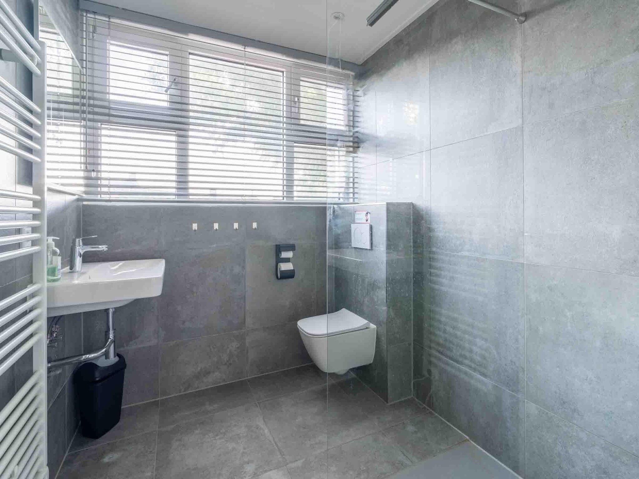 De badkamer van Epelaan 34 in De Koog