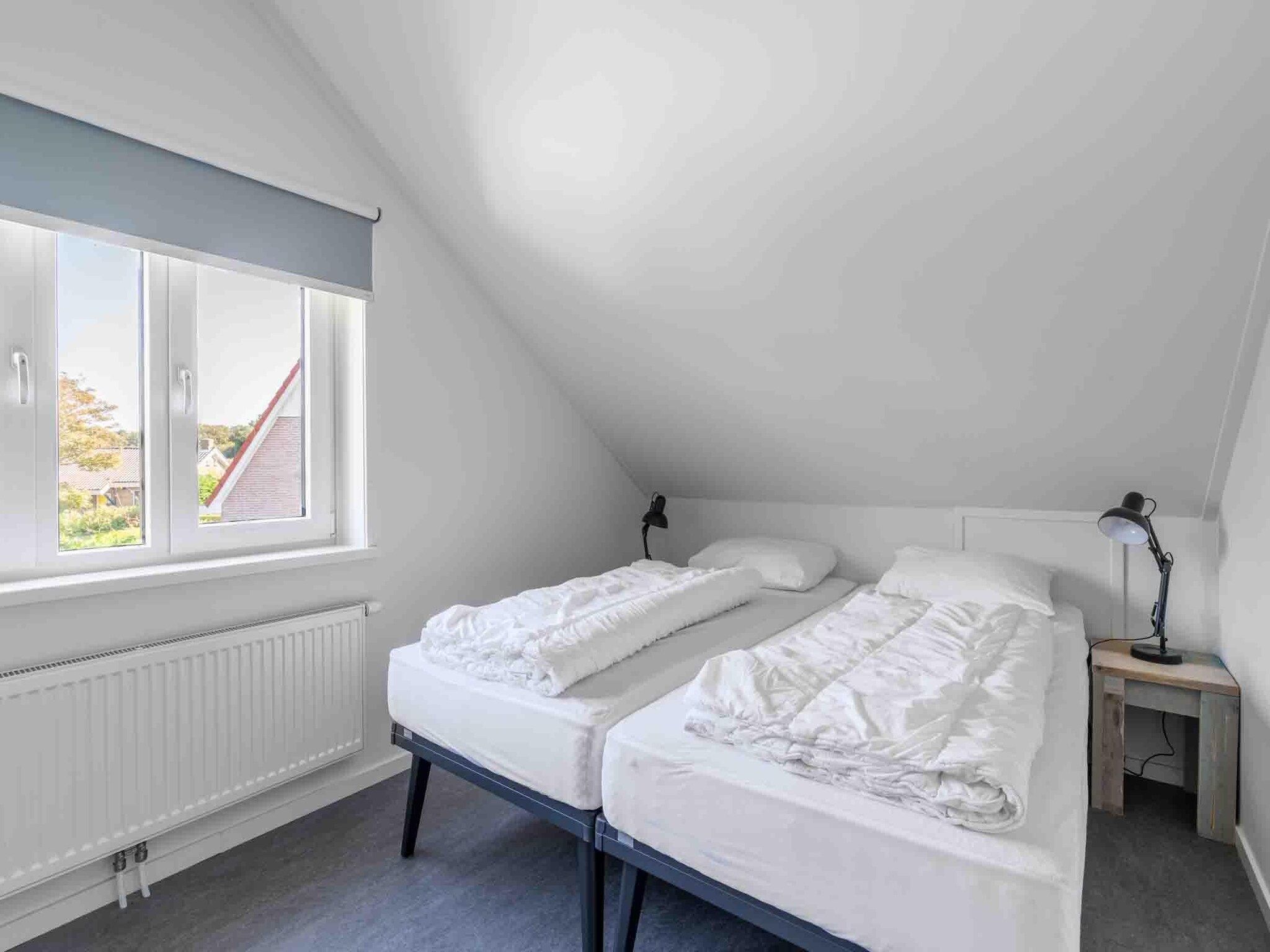 Een slaapkamer van Epelaan 34 in De Koog