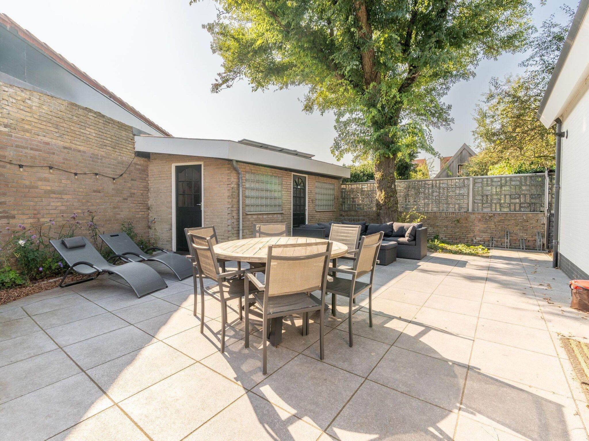 Het terras van Epelaan 34 in De Koog