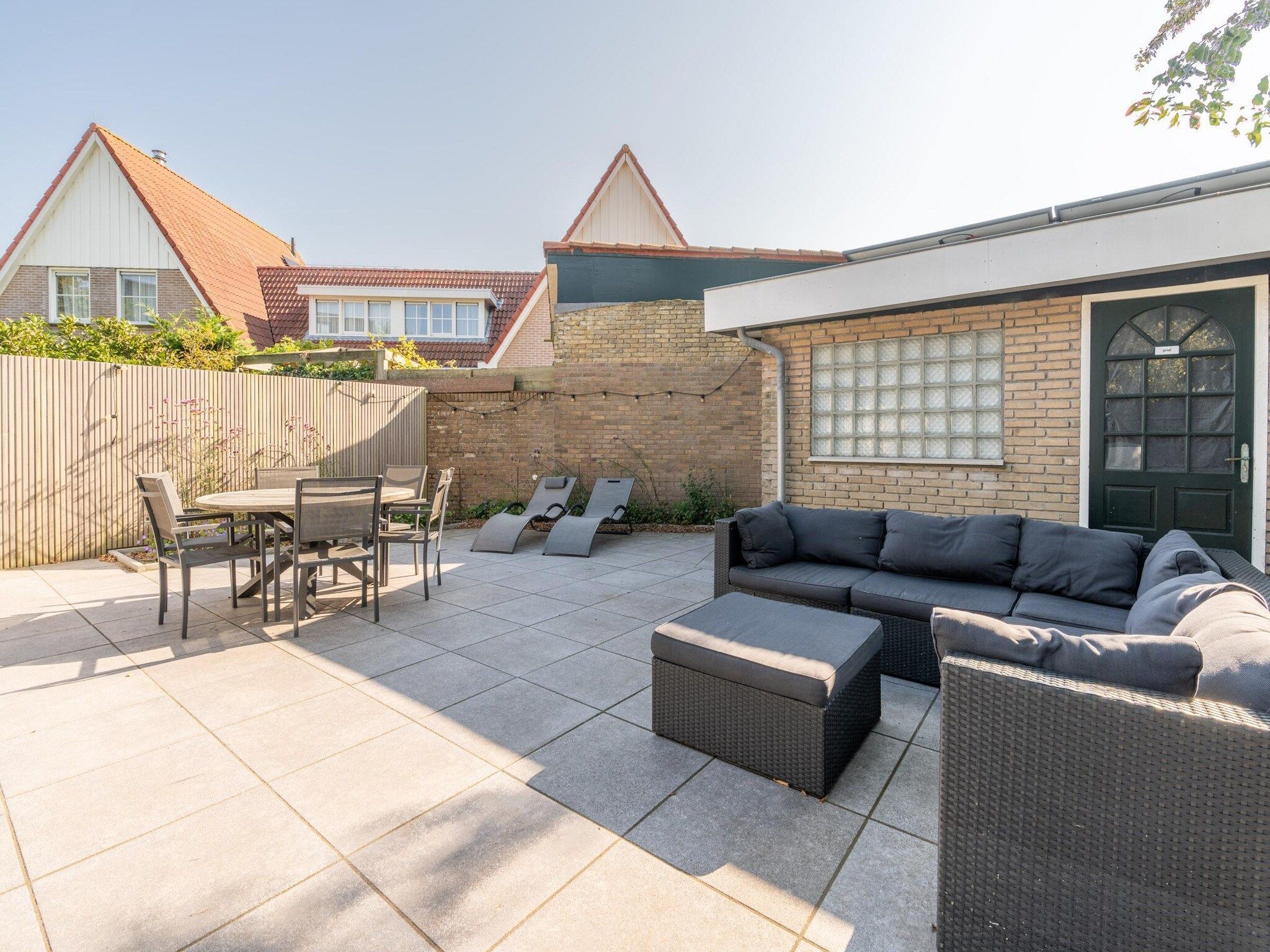 Het terras van Epelaan 34 in De Koog