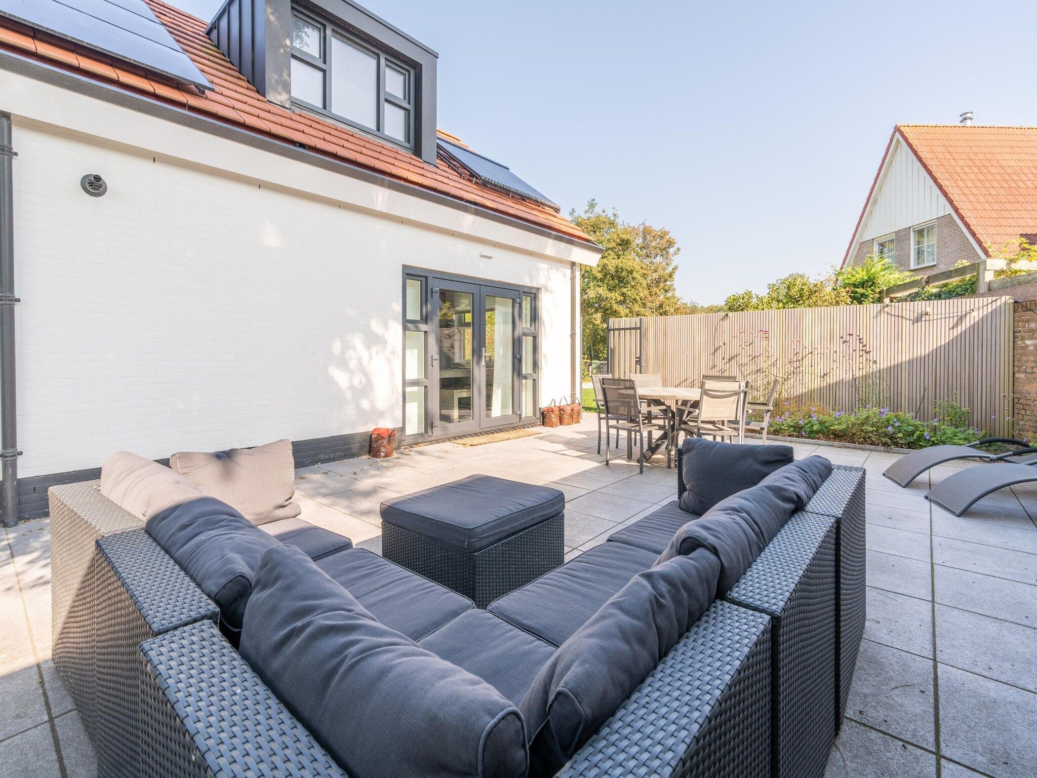 Het terras van Epelaan 34 in De Koog