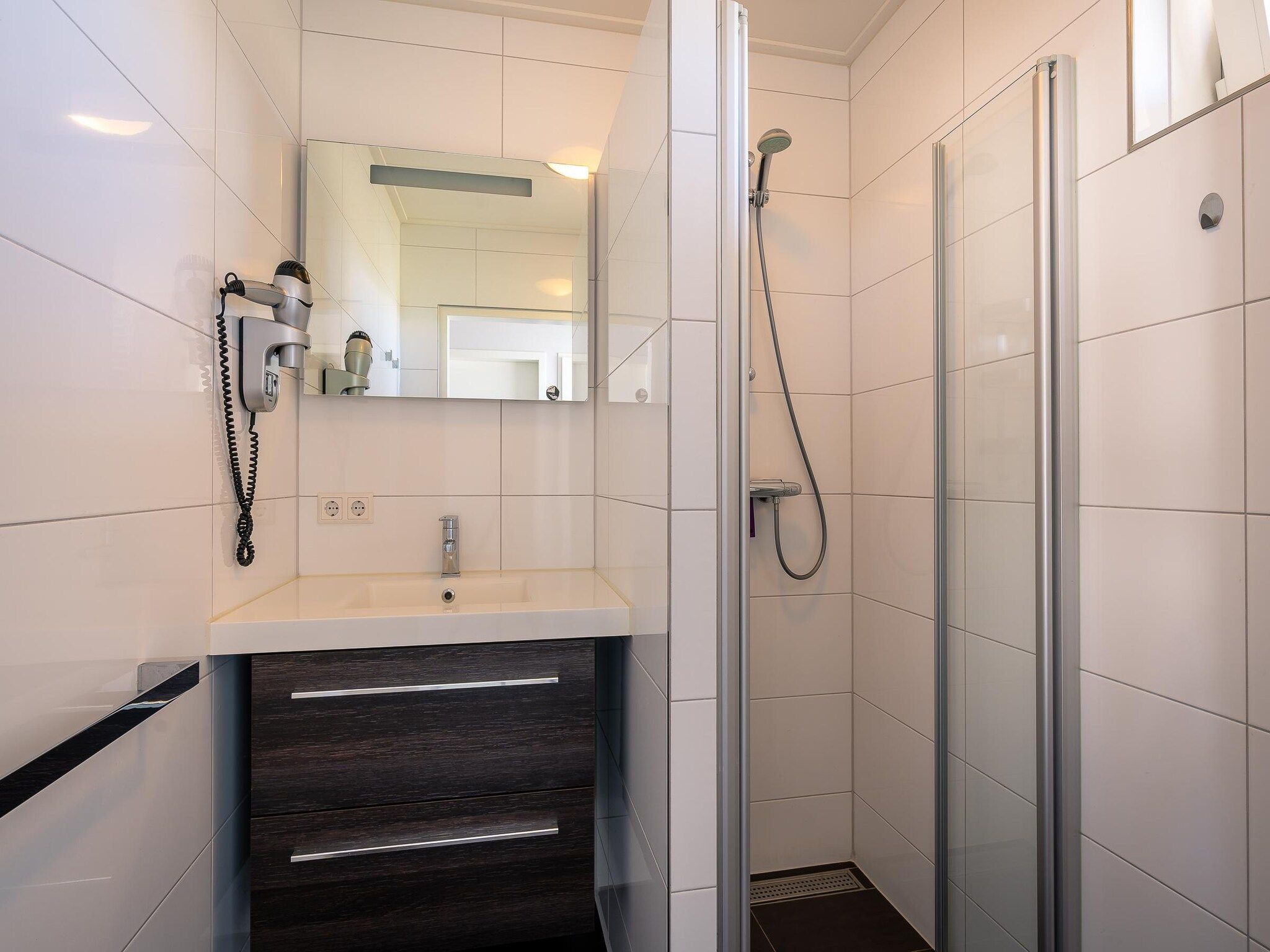 De badkamer van Hoogelandt 92 in De Koog