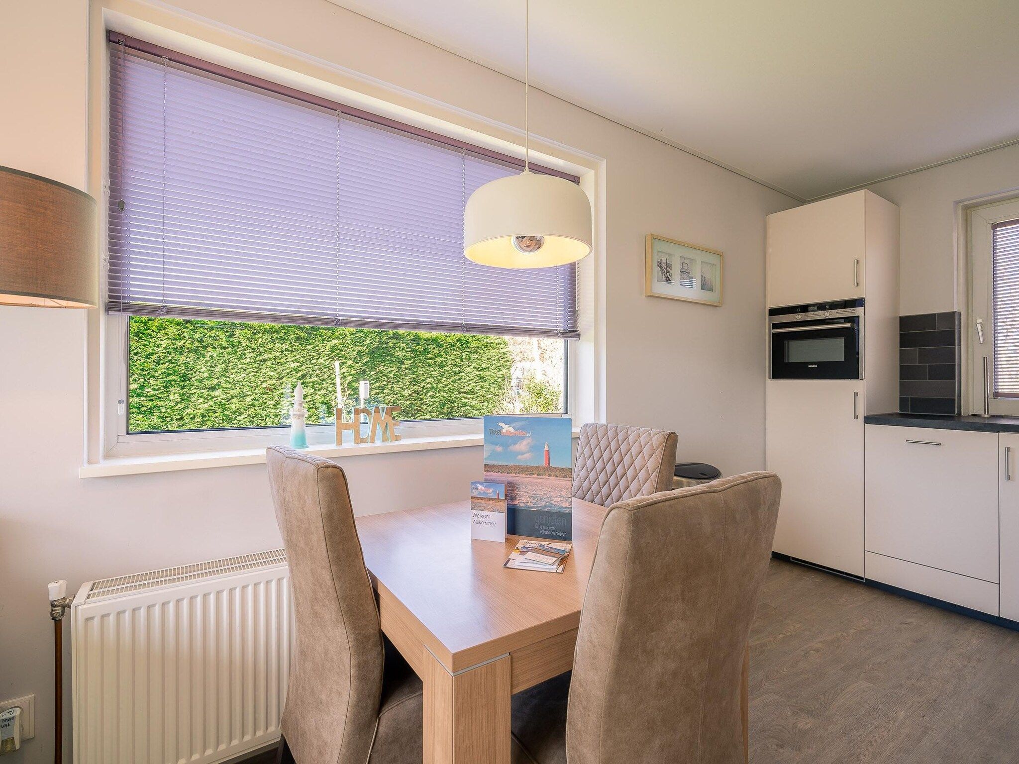 De eetkamer van Hoogelandt 92 in De Koog