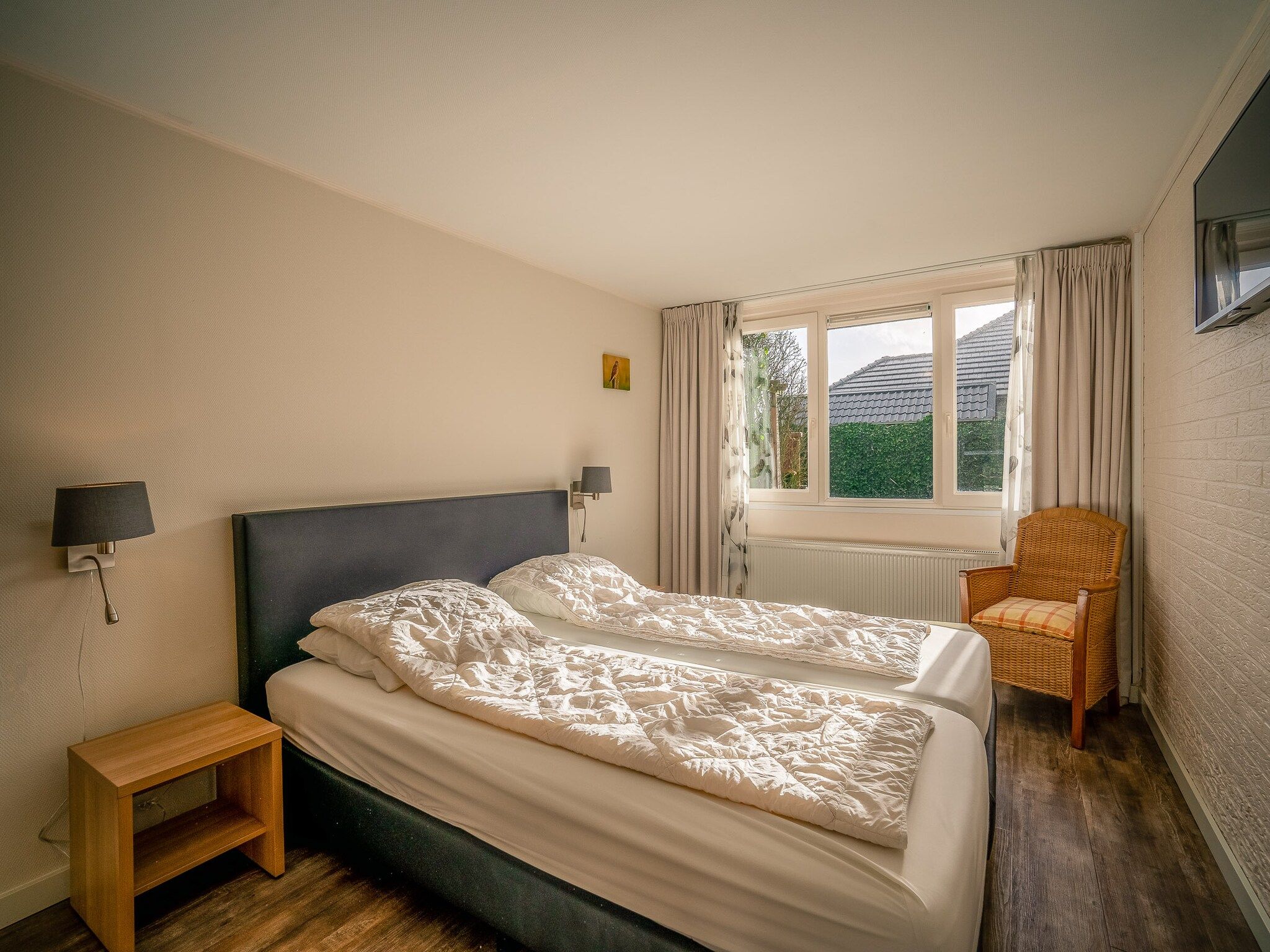 Een slaapkamer van Orchismient 2 in De Koog