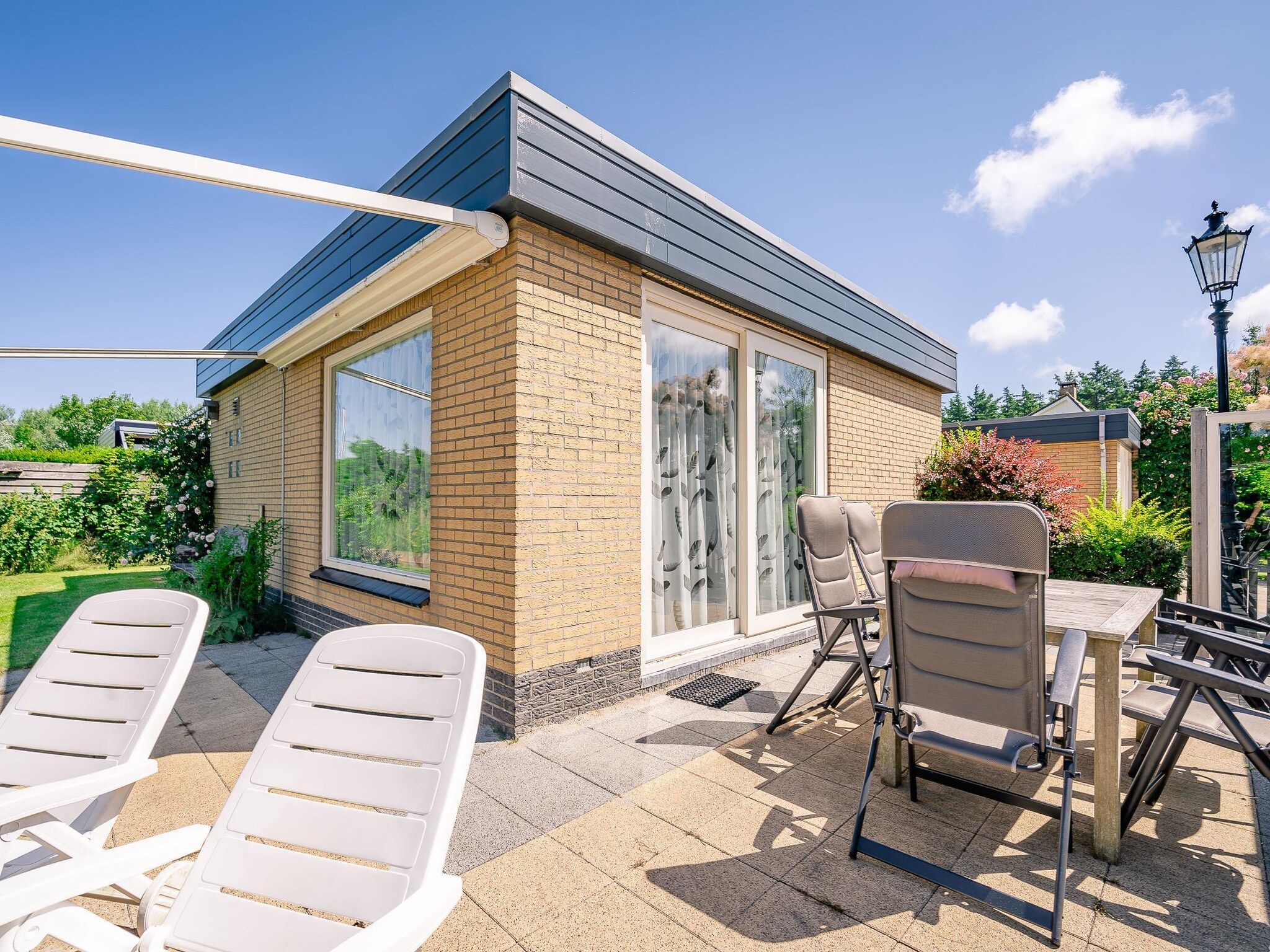 Het terras van Orchismient 2 in De Koog