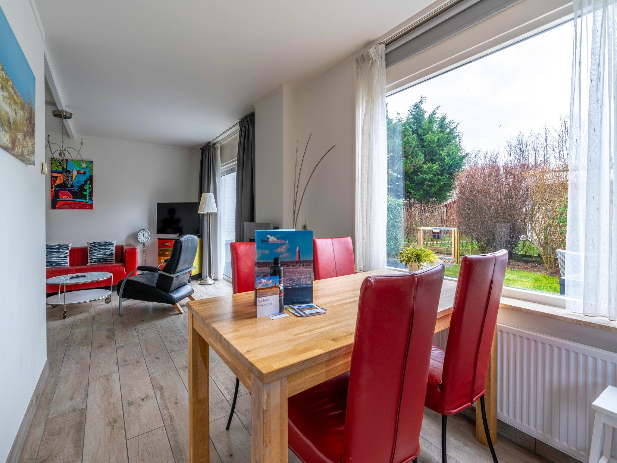 De woonkamer van Texelfan Californieweg 9A in De Koog