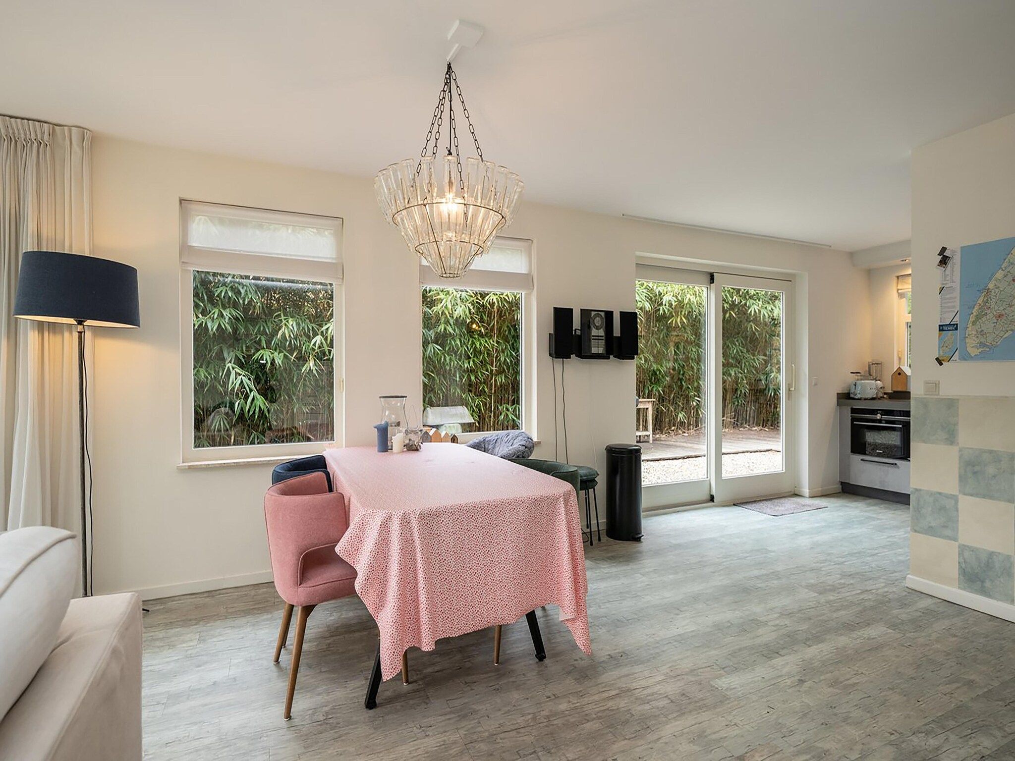De woonkamer van Bosrandweg 496 in De Koog