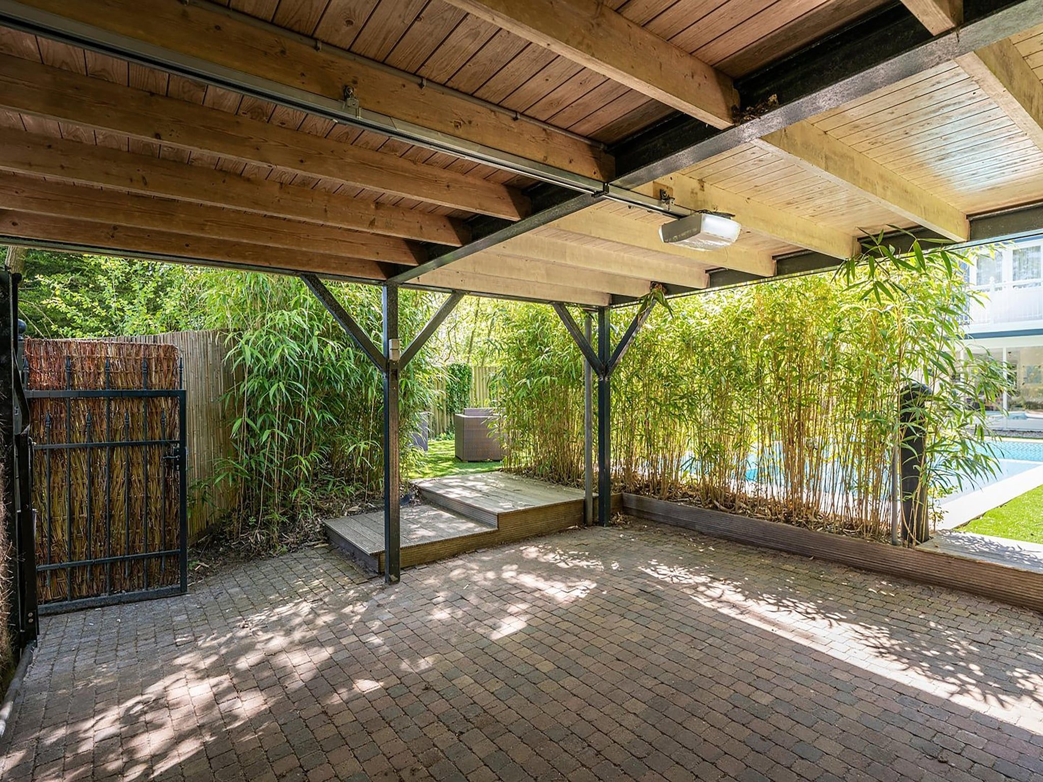 De tuin van Bosrandweg 496 in De Koog