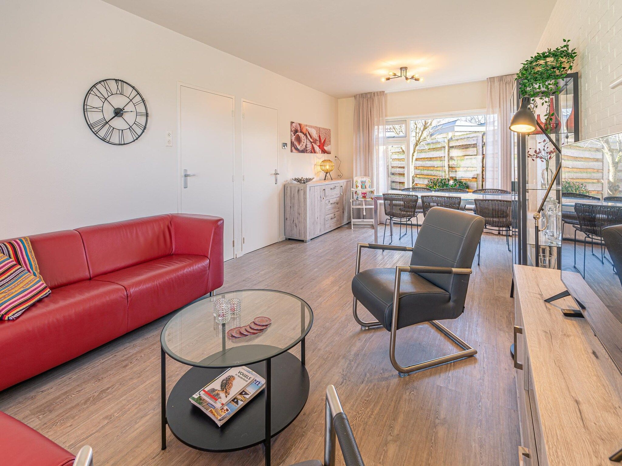 De woonkamer van De Zandduyn 13A in De Koog