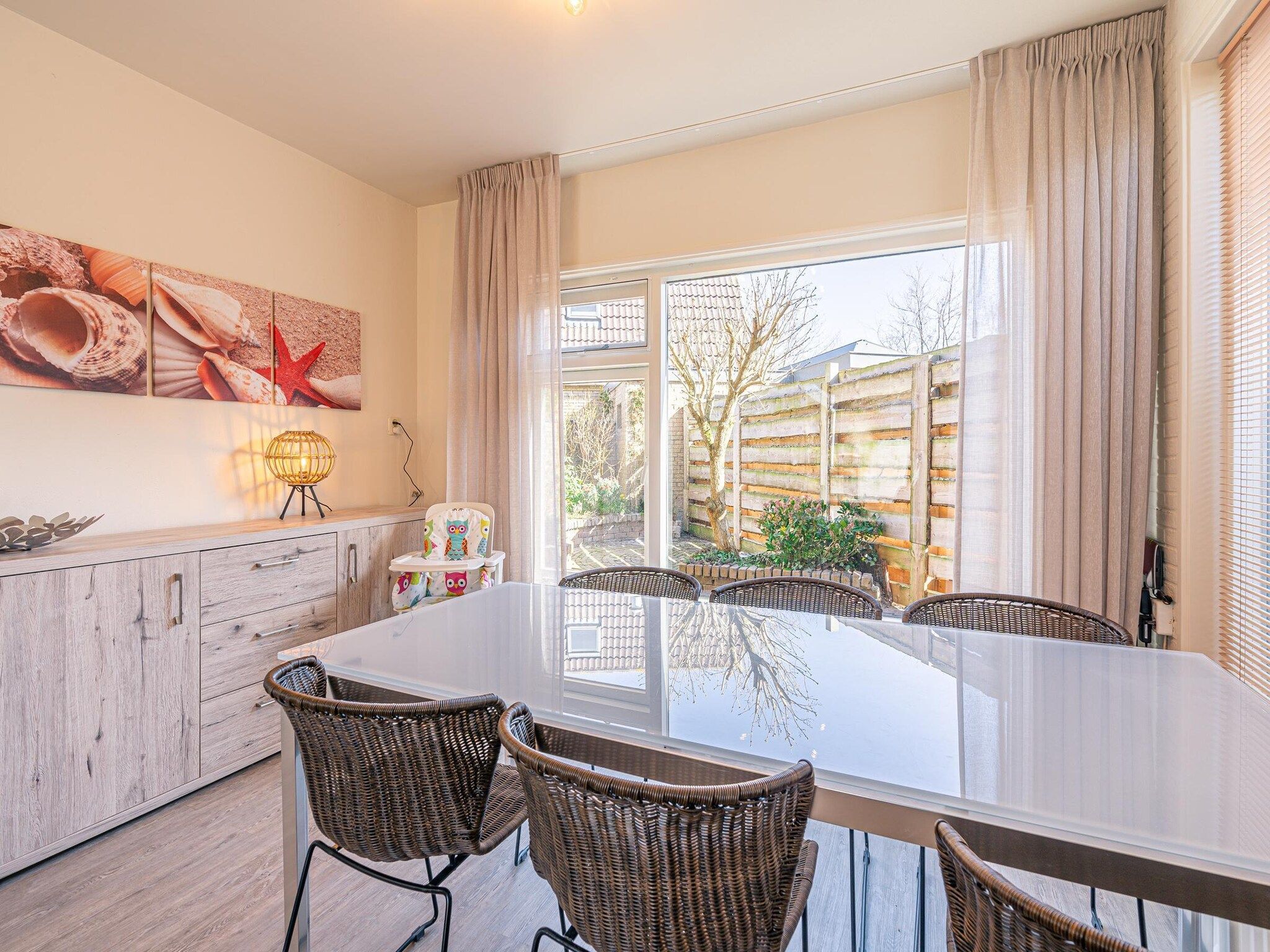 De eetkamer van De Zandduyn 13A in De Koog