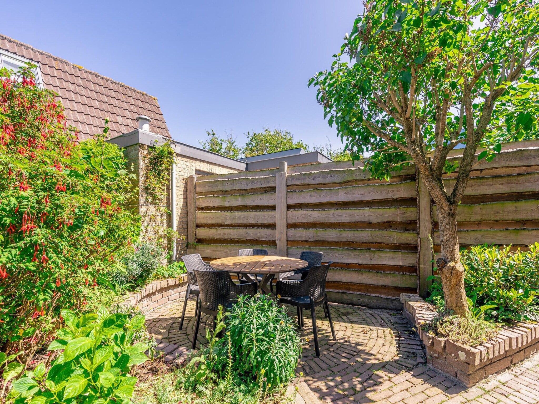 Het terras van De Zandduyn 13A in De Koog