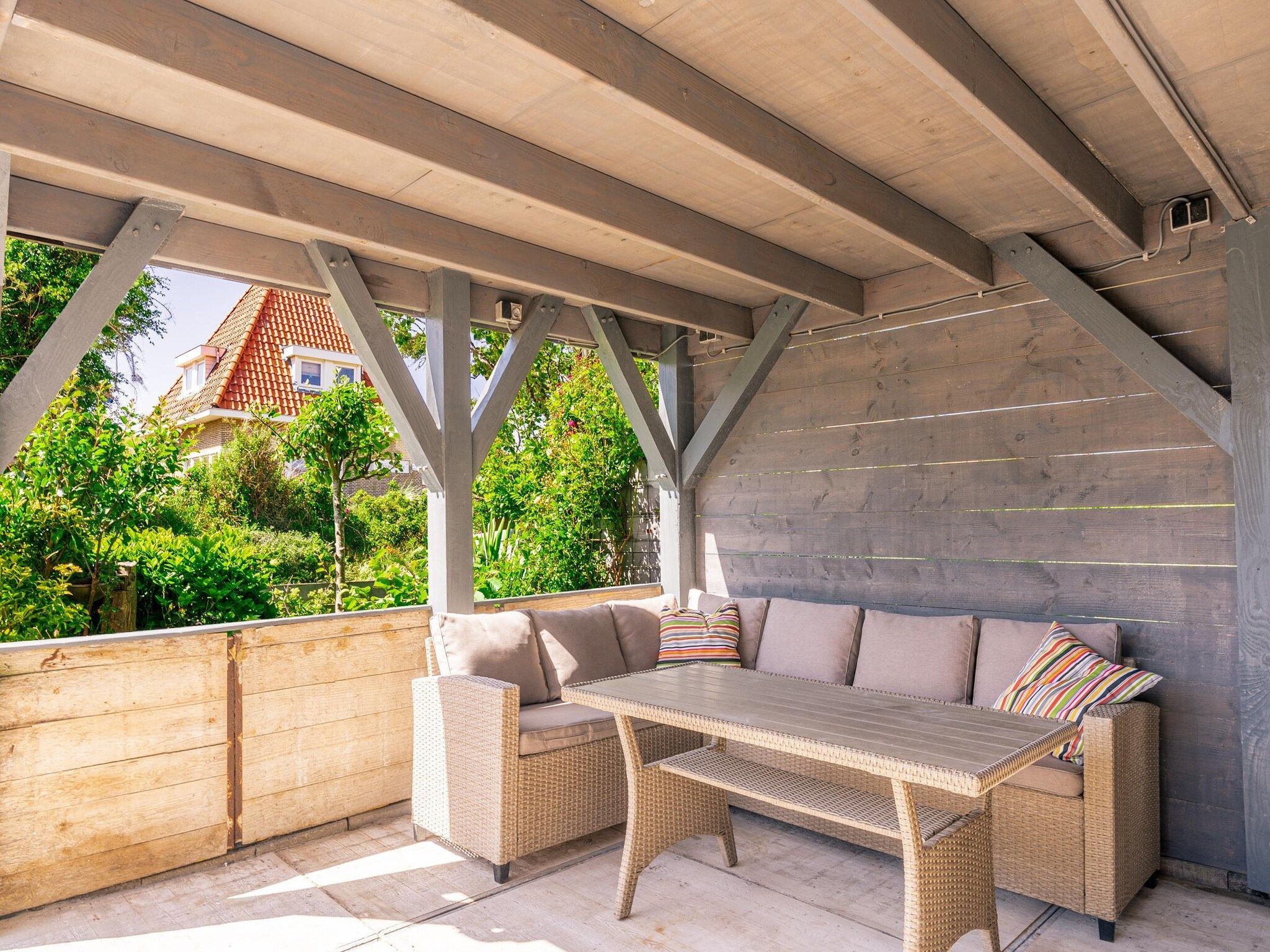 Het terras van De Zandduyn 13A in De Koog