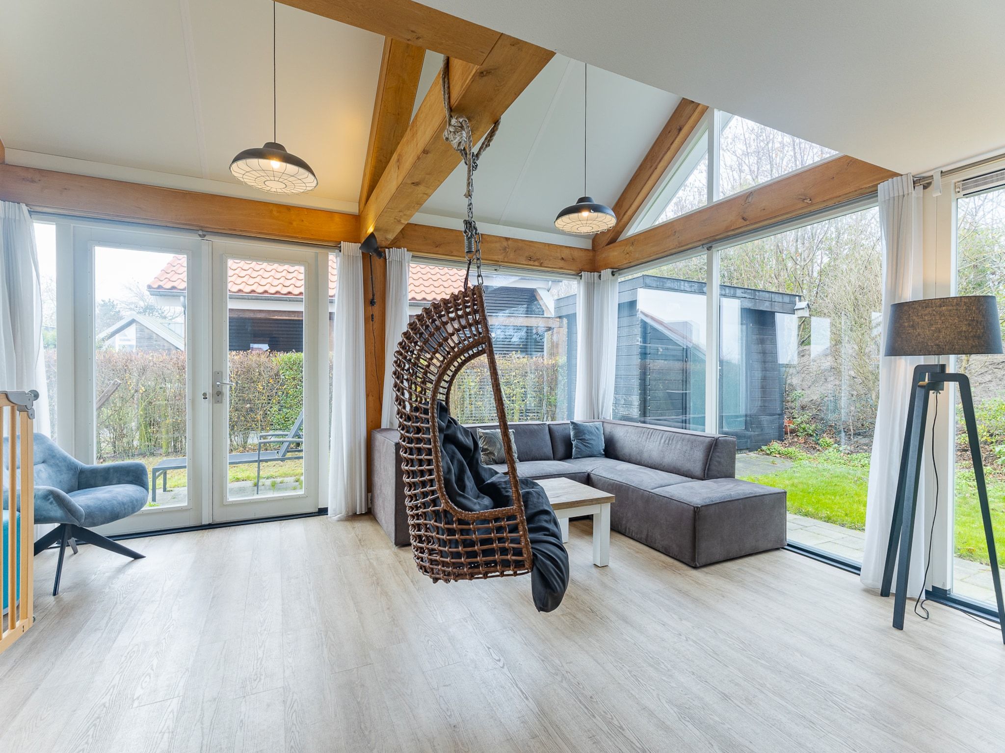 De woonkamer van Zonnedorp 1 Solskin Renesse | Beach Holiday in Modern Holiday Home in Renesse