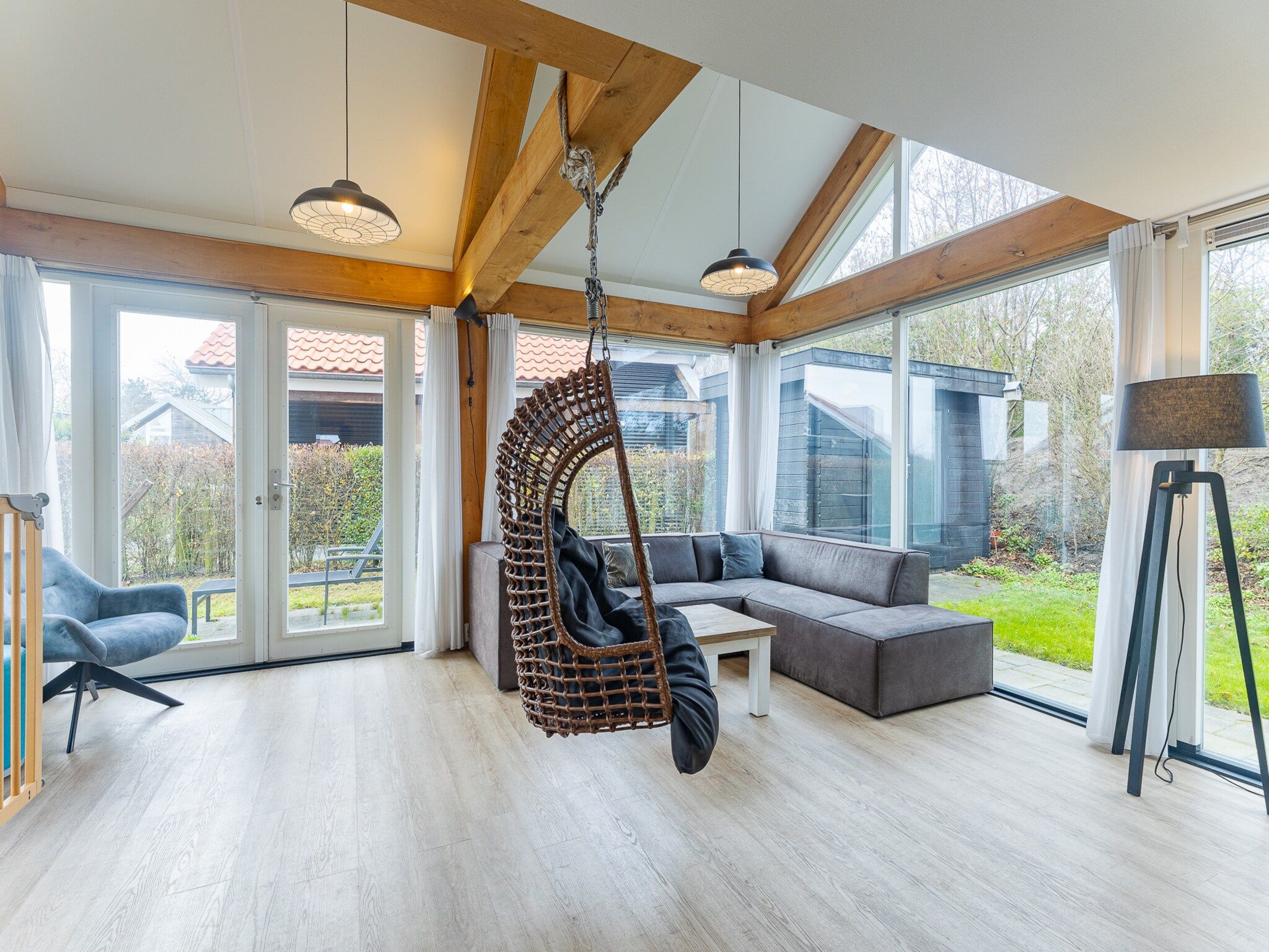 De woonkamer van Zonnedorp 1 Solskin Renesse | Beach Holiday in Modern Holiday Home in Renesse