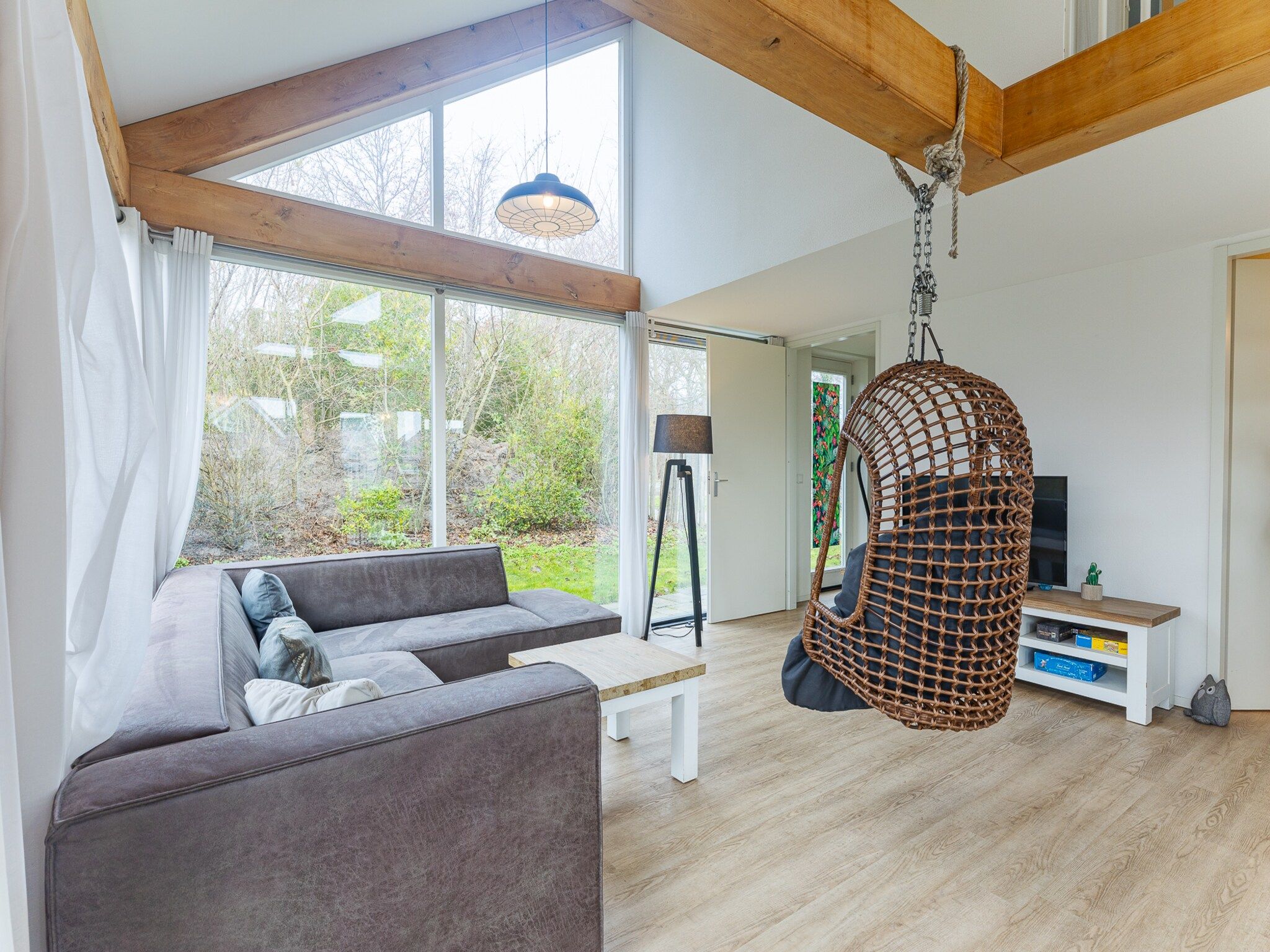 De woonkamer van Zonnedorp 1 Solskin Renesse | Beach Holiday in Modern Holiday Home in Renesse