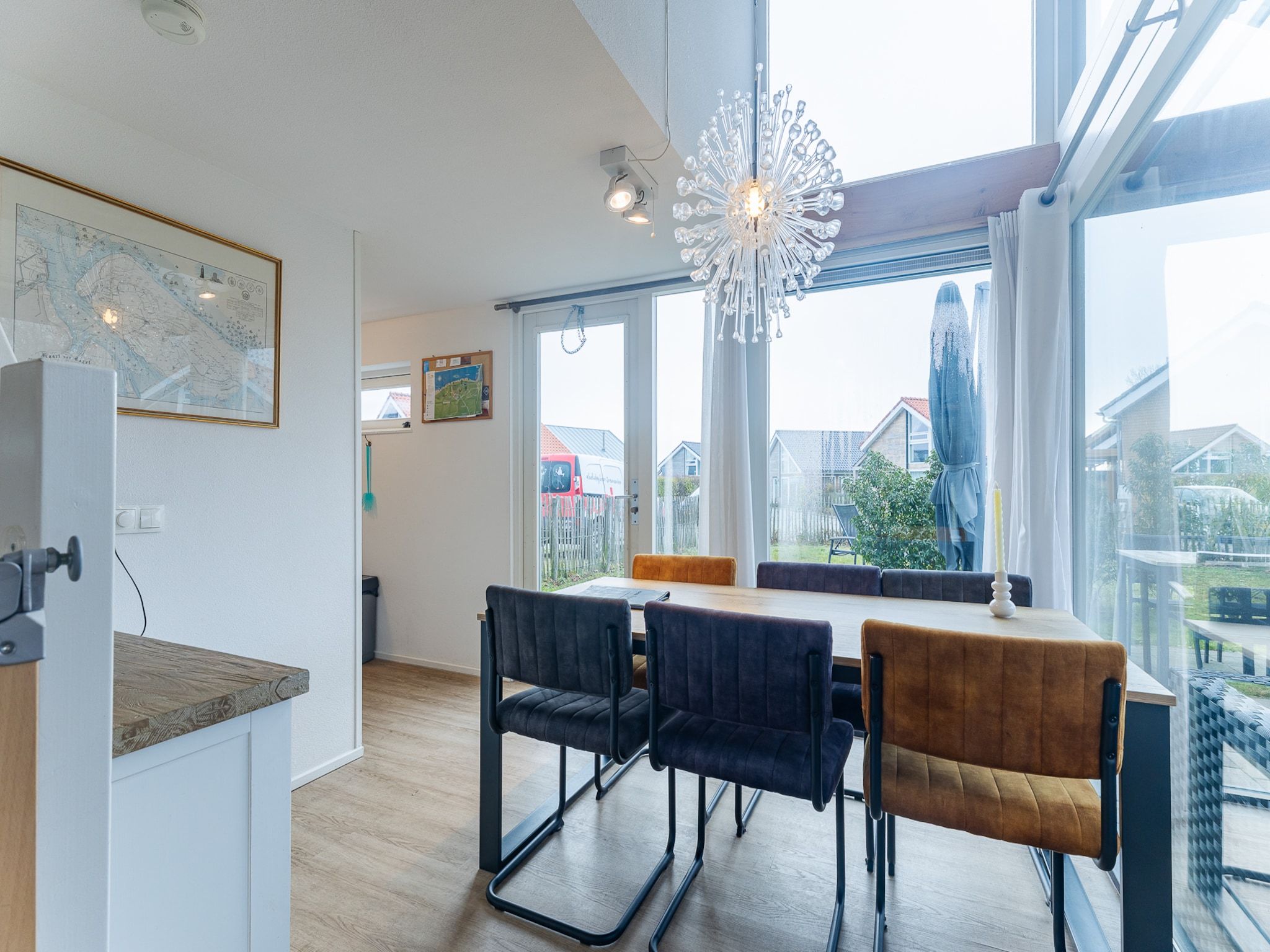 De eetkamer van Zonnedorp 1 Solskin Renesse | Beach Holiday in Modern Holiday Home in Renesse