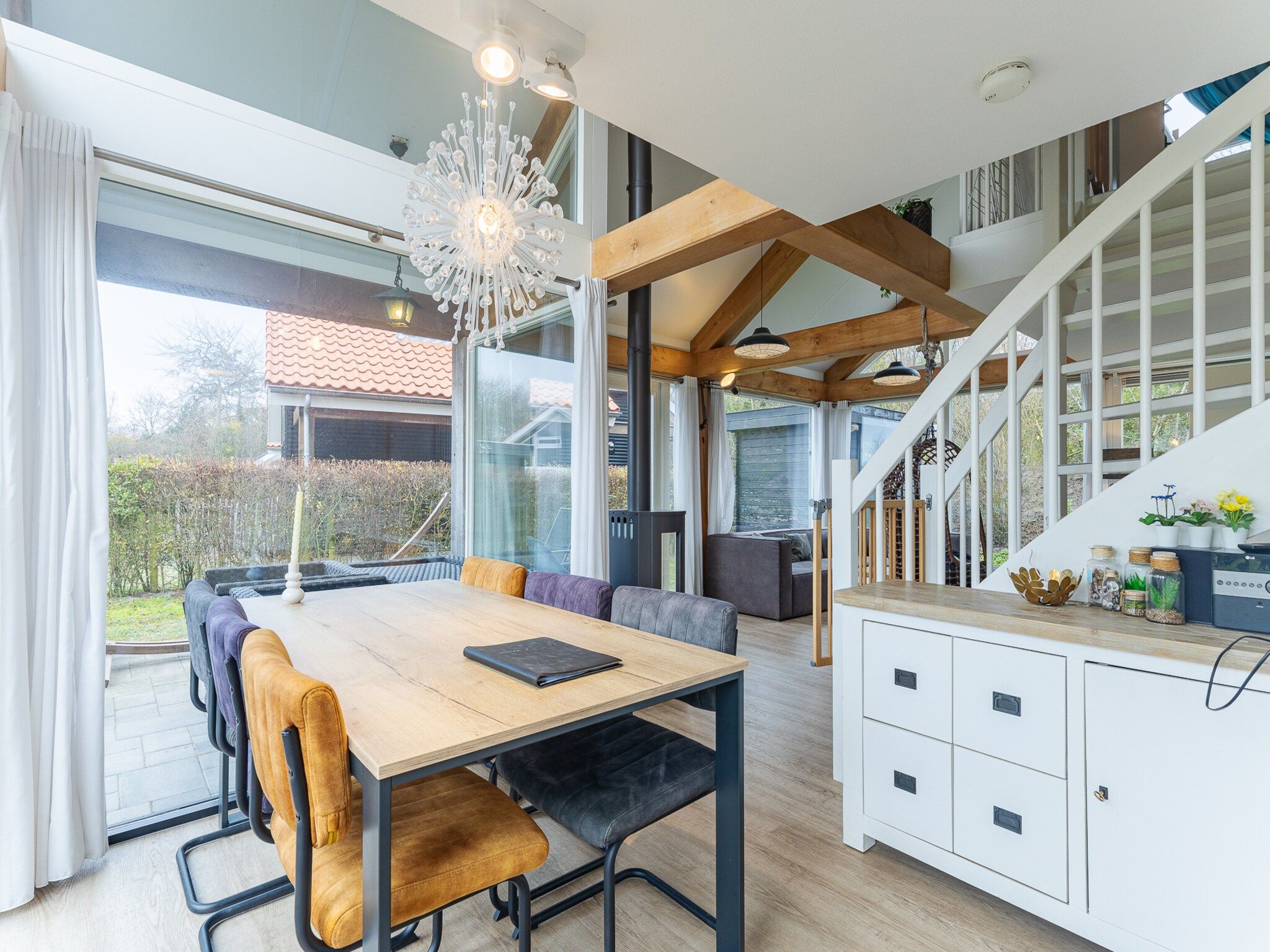 De eetkamer van Zonnedorp 1 Solskin Renesse | Beach Holiday in Modern Holiday Home in Renesse