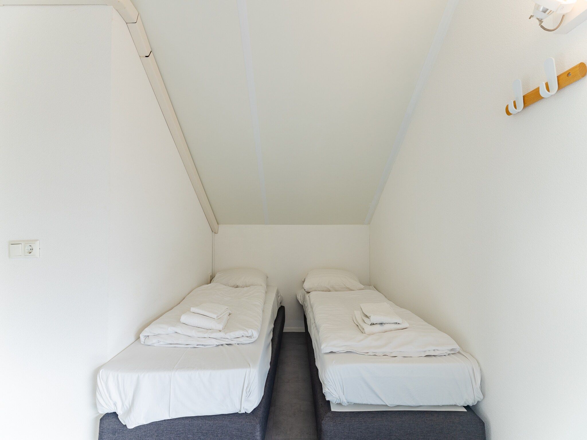 Een slaapkamer van Zonnedorp 1 Solskin Renesse | Beach Holiday in Modern Holiday Home in Renesse