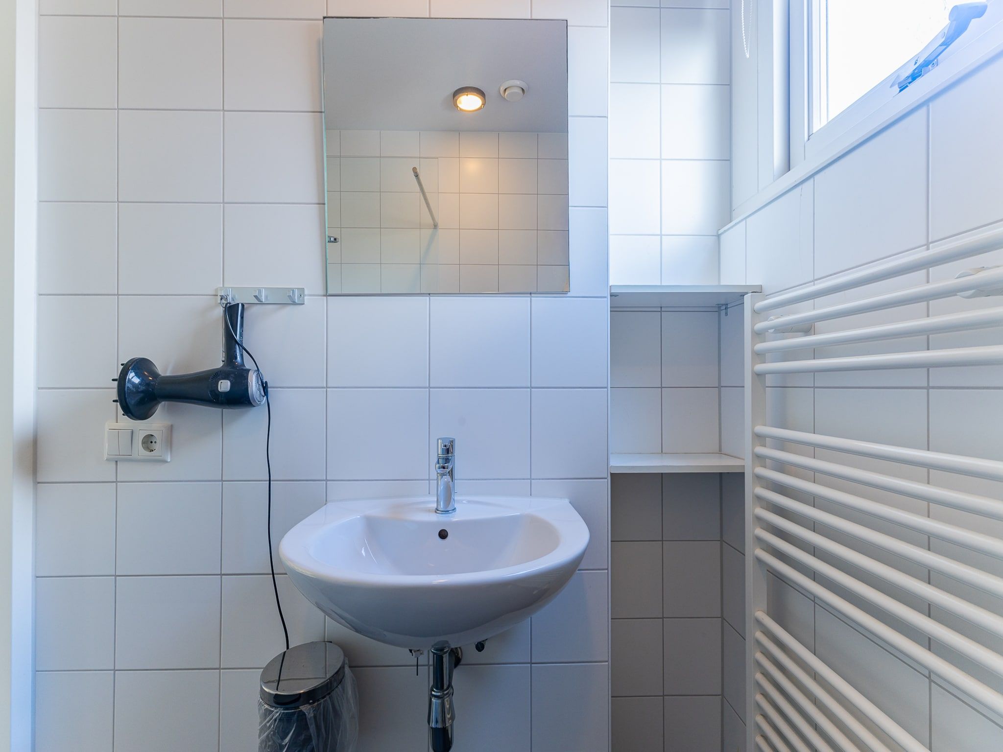 De badkamer van Zonnedorp 1 Solskin Renesse | Beach Holiday in Modern Holiday Home in Renesse