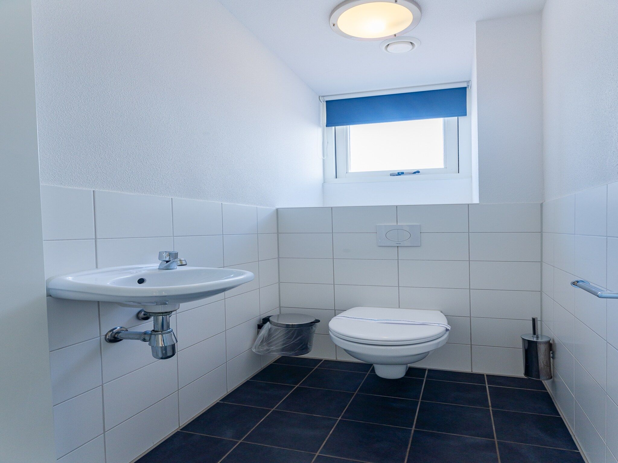 De badkamer van Zonnedorp 1 Solskin Renesse | Beach Holiday in Modern Holiday Home in Renesse