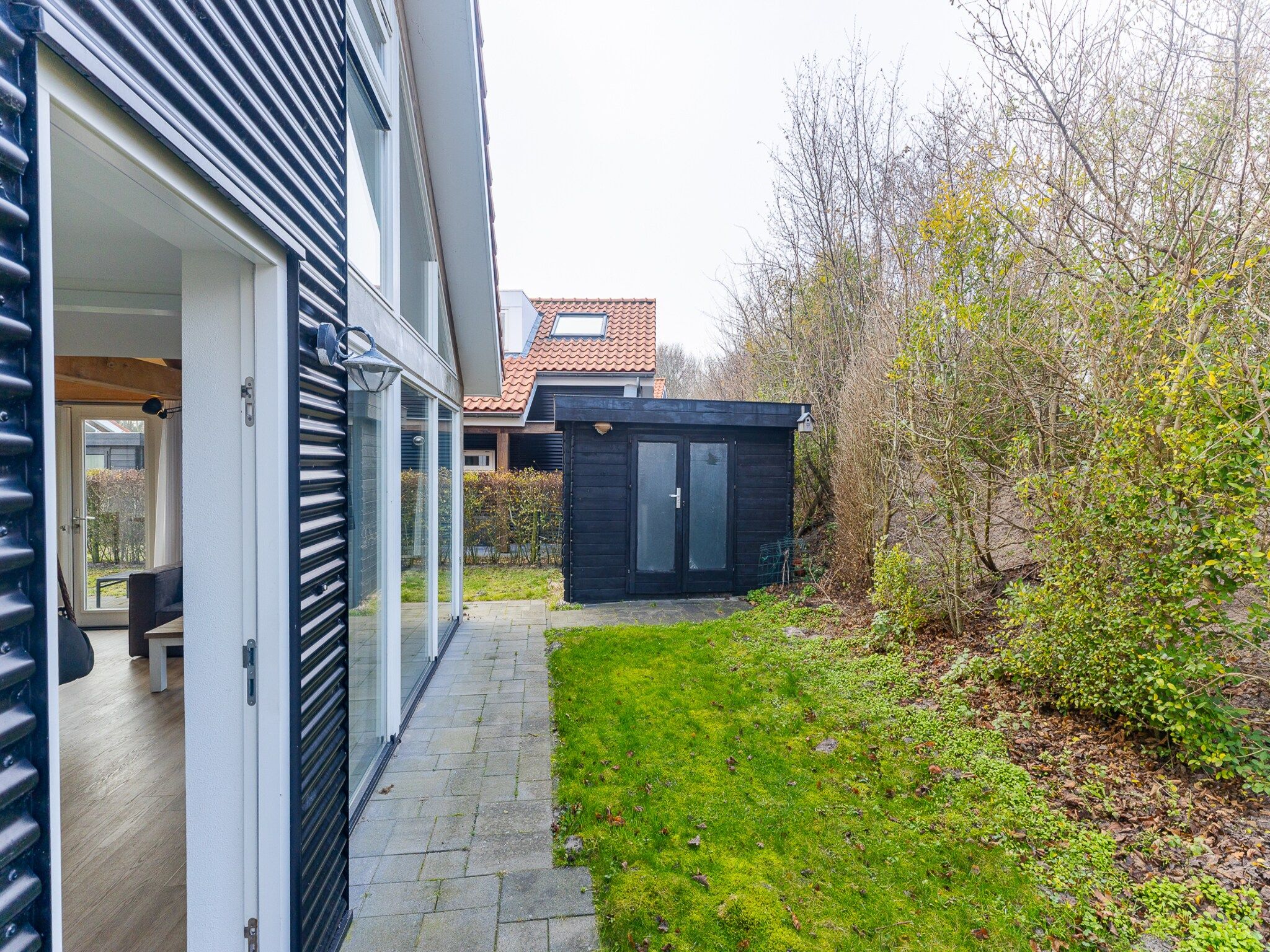 De tuin van Zonnedorp 1 Solskin Renesse | Beach Holiday in Modern Holiday Home in Renesse