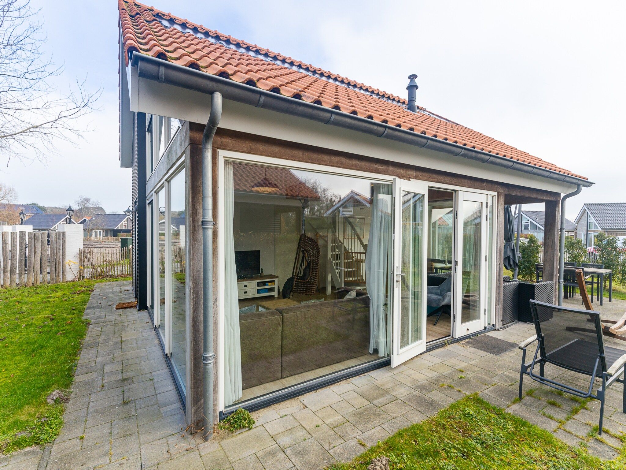 De buitenkant van Zonnedorp 1 Solskin Renesse | Beach Holiday in Modern Holiday Home in Renesse