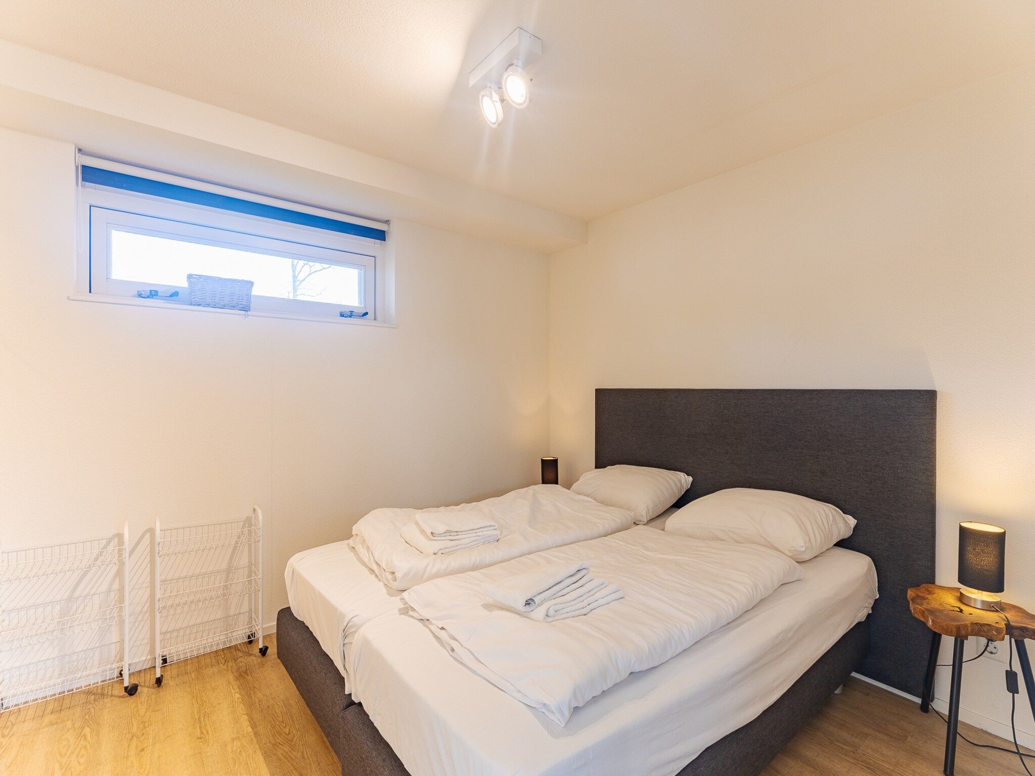 Een slaapkamer van Zonnedorp 1 Solskin Renesse | Beach Holiday in Modern Holiday Home in Renesse