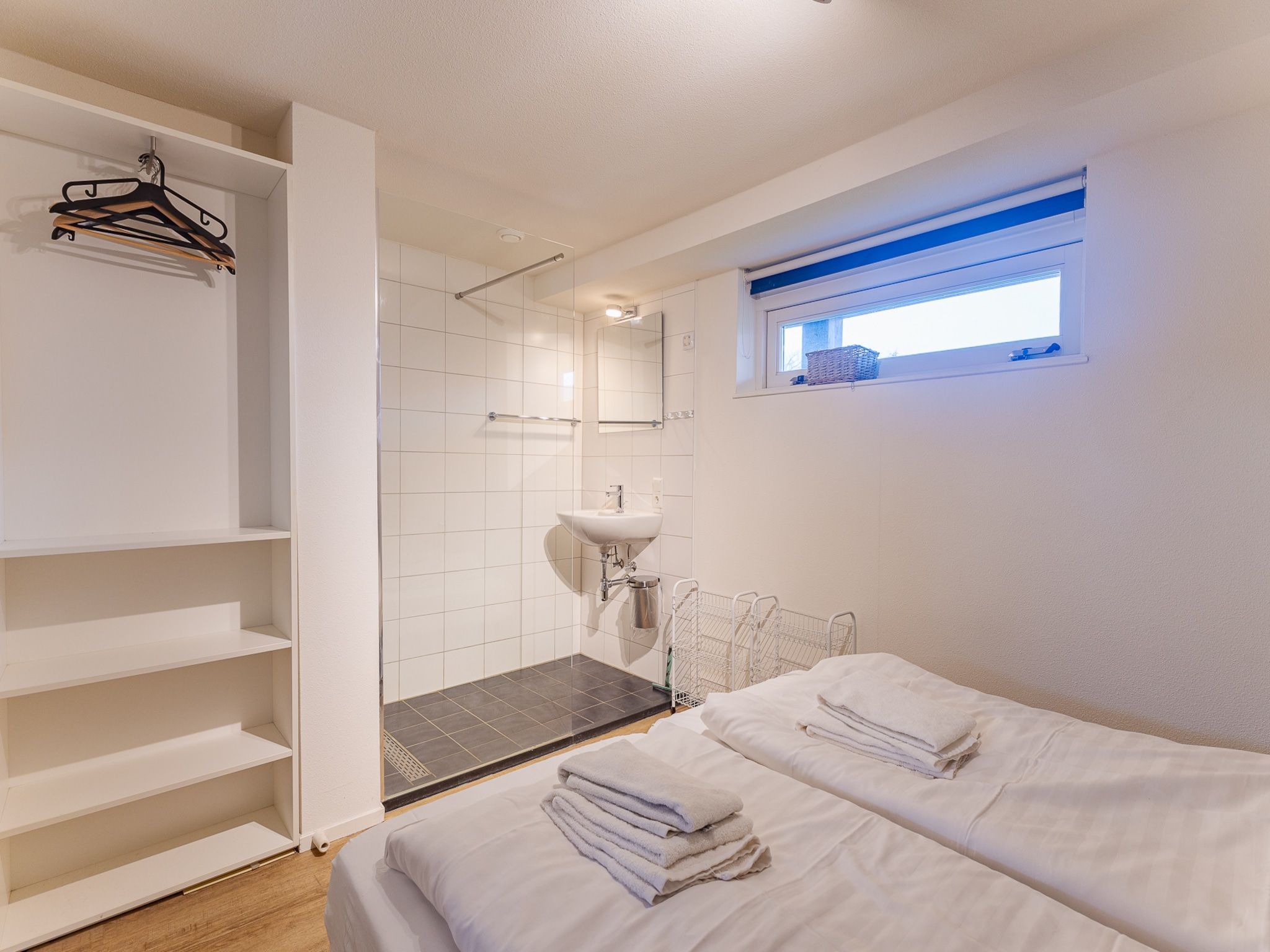 Een slaapkamer van Zonnedorp 1 Solskin Renesse | Beach Holiday in Modern Holiday Home in Renesse