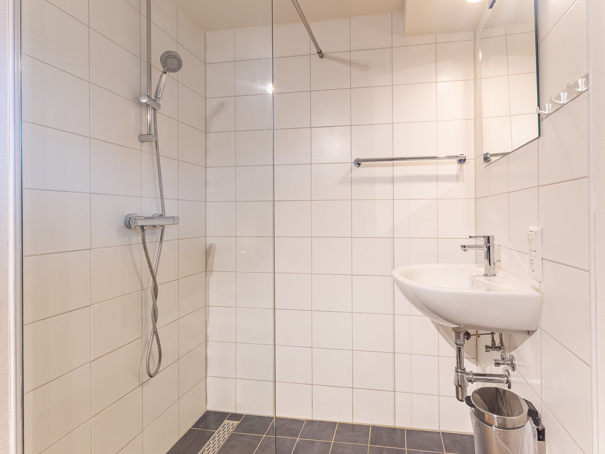 De badkamer van Zonnedorp 1 Solskin Renesse | Beach Holiday in Modern Holiday Home in Renesse