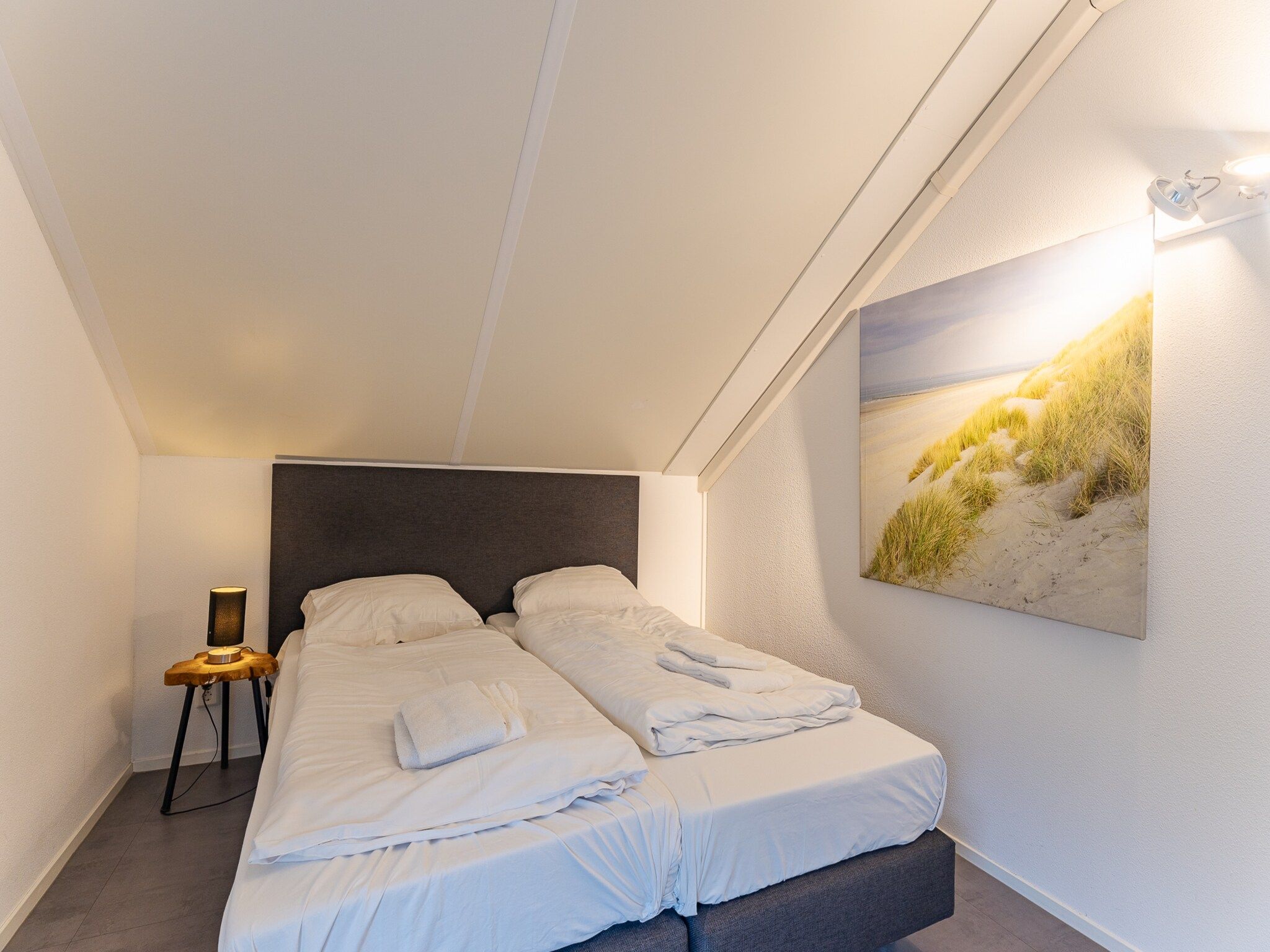 Een slaapkamer van Zonnedorp 1 Solskin Renesse | Beach Holiday in Modern Holiday Home in Renesse