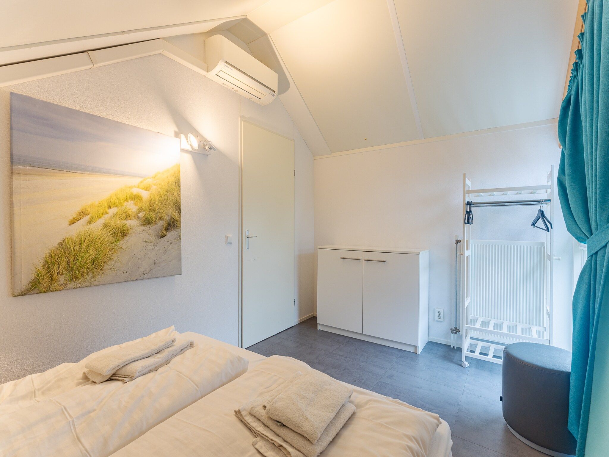 Een slaapkamer van Zonnedorp 1 Solskin Renesse | Beach Holiday in Modern Holiday Home in Renesse