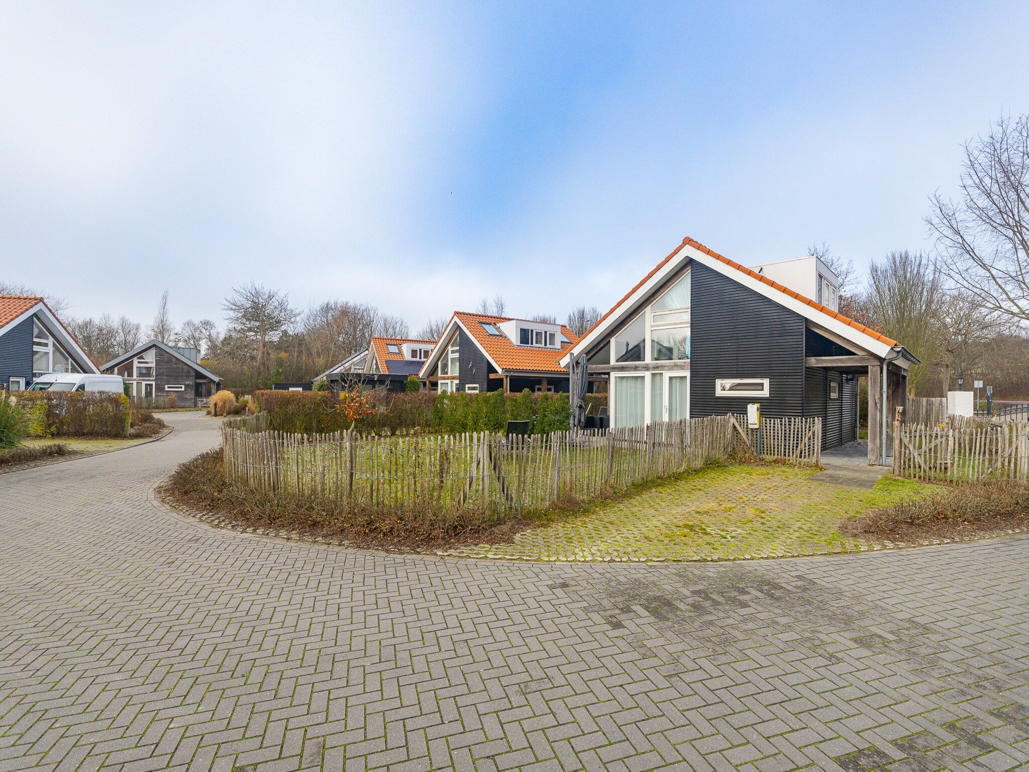 De buitenkant van Zonnedorp 1 Solskin Renesse | Beach Holiday in Modern Holiday Home in Renesse