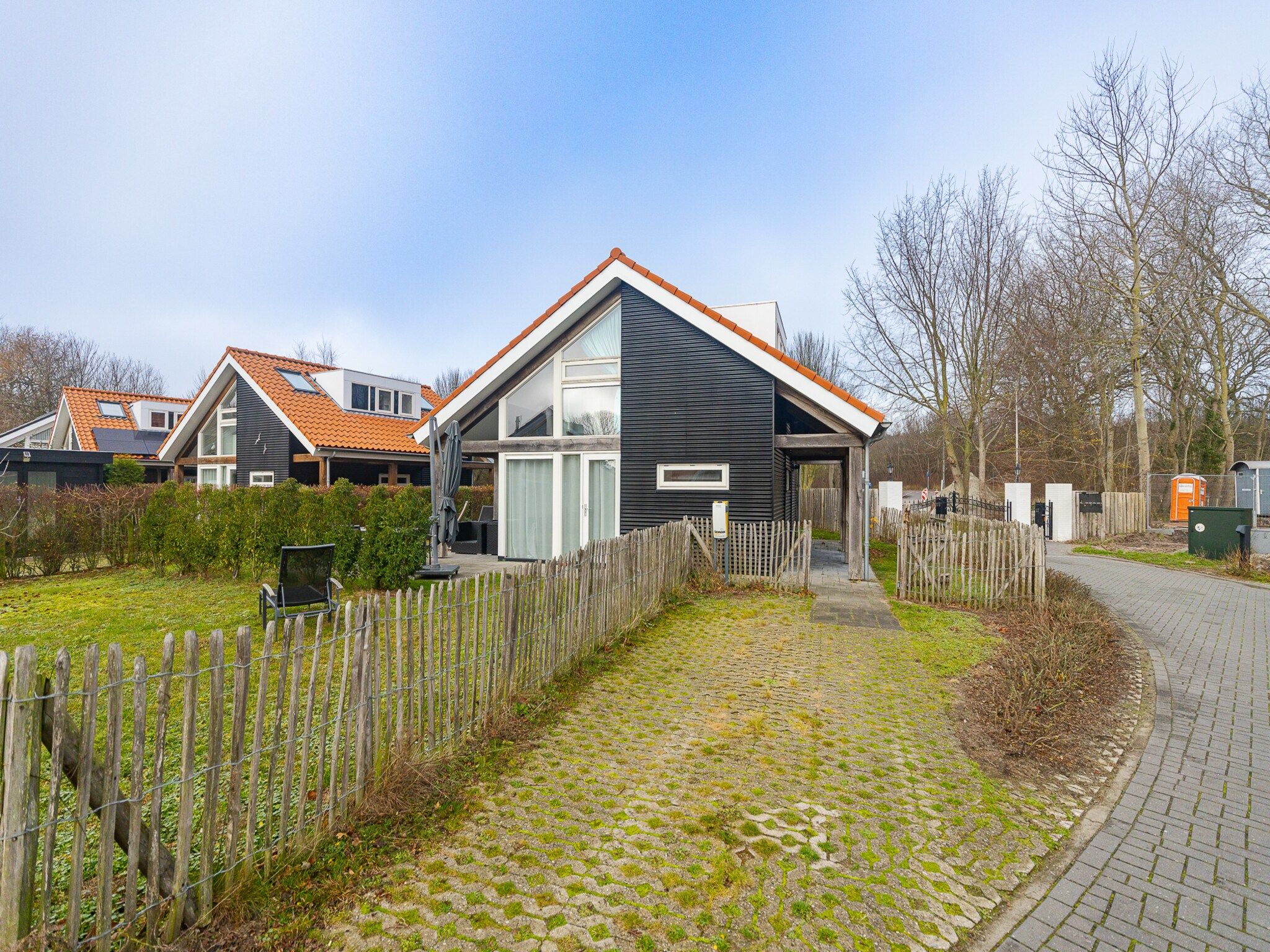 De buitenkant van Zonnedorp 1 Solskin Renesse | Beach Holiday in Modern Holiday Home in Renesse