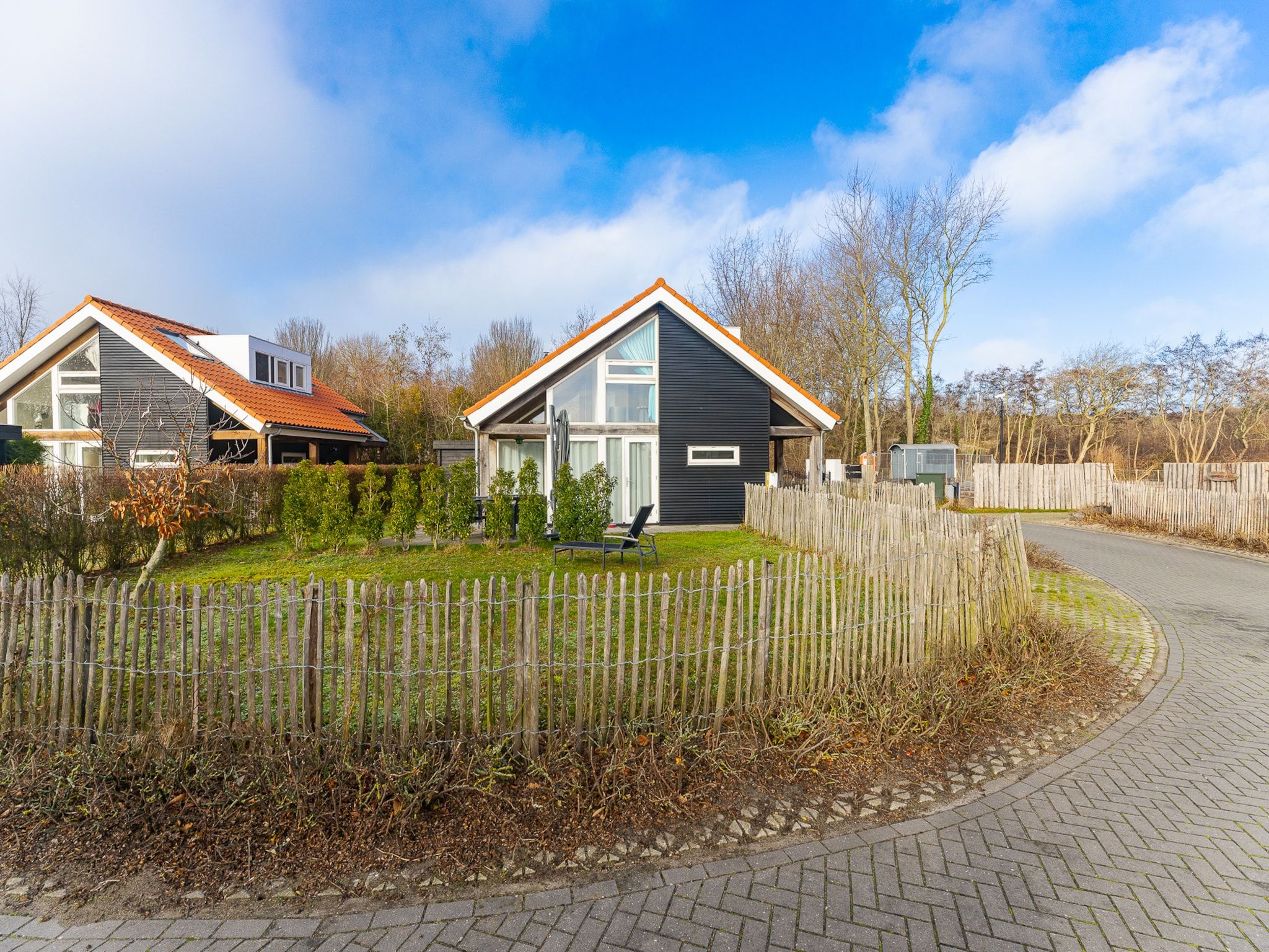 De buitenkant van Zonnedorp 1 Solskin Renesse | Beach Holiday in Modern Holiday Home in Renesse