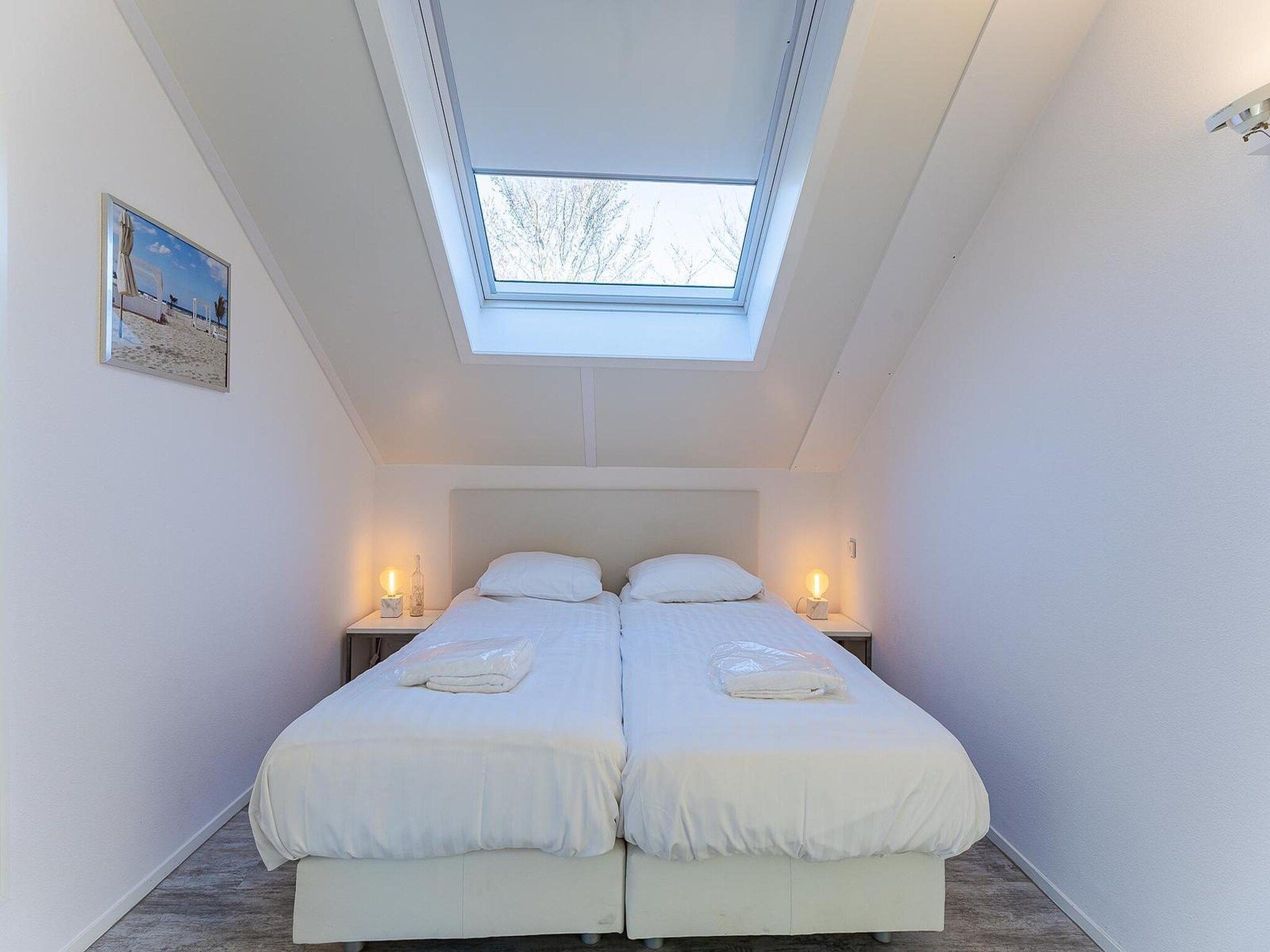 Een slaapkamer van Zonnedorp 4 Villa Jula Renesse | Comfortable beach villa for 6 People in Renesse