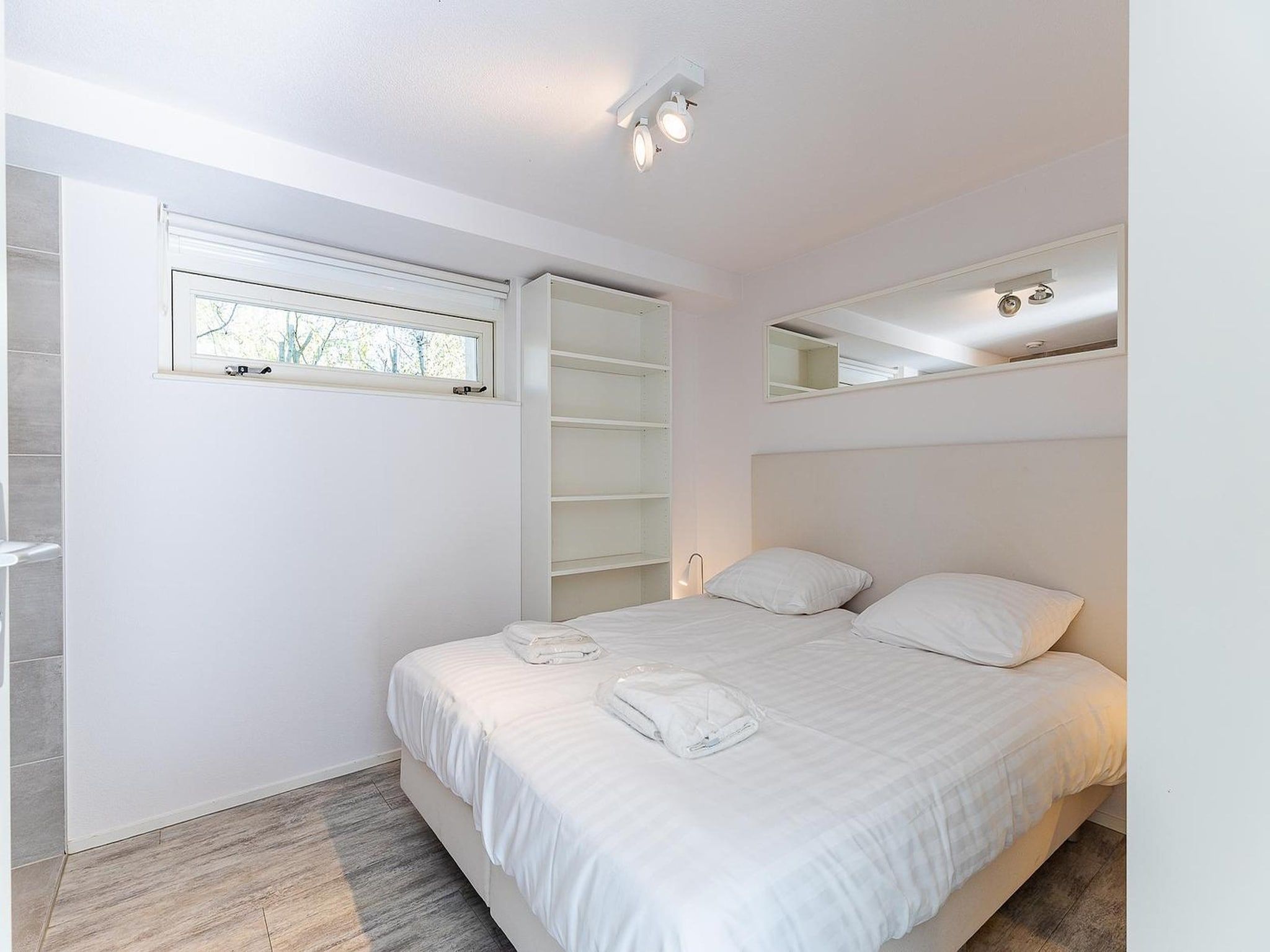 Een slaapkamer van Zonnedorp 4 Villa Jula Renesse | Comfortable beach villa for 6 People in Renesse